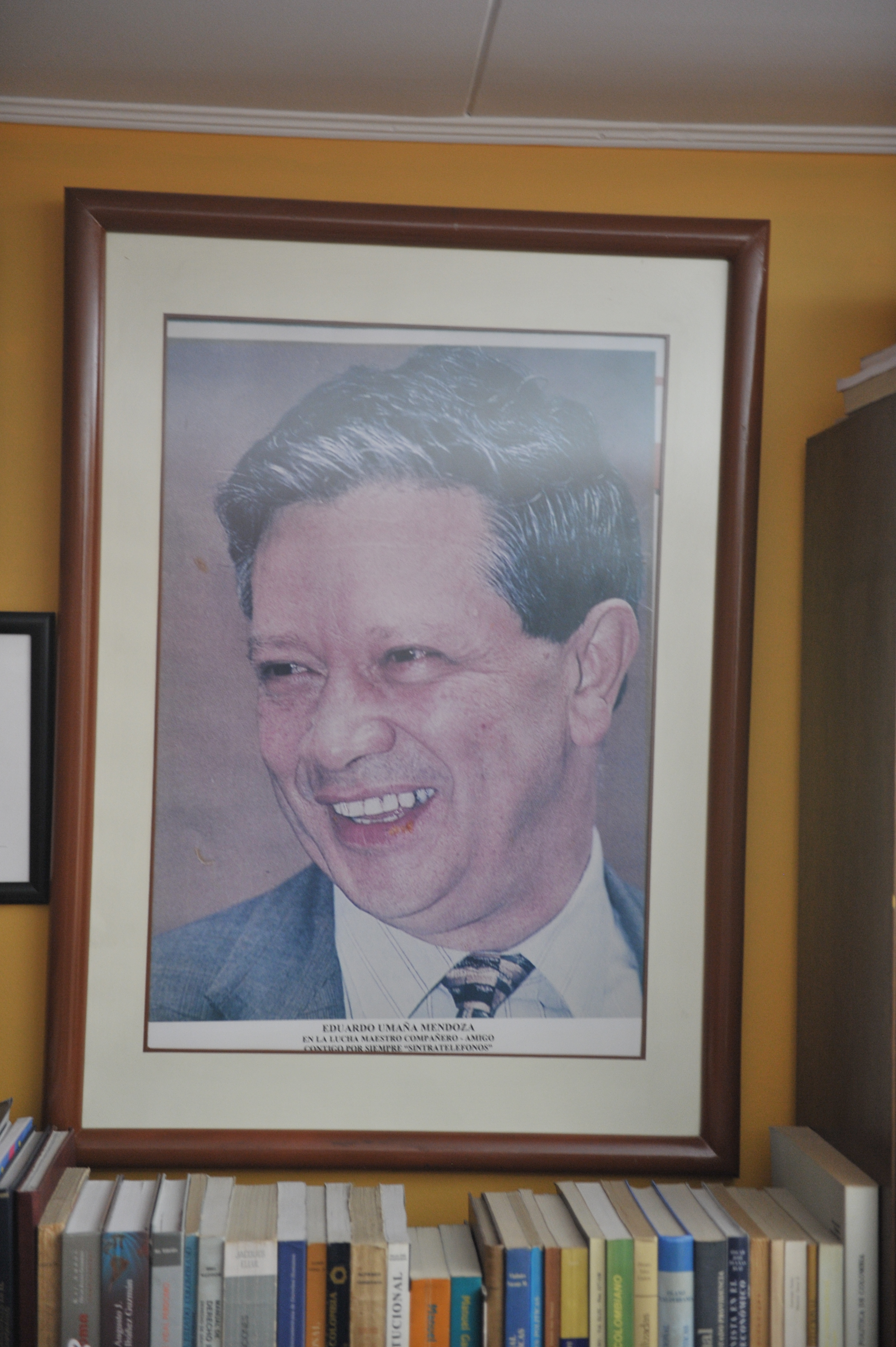 Retrato del abogado y profesor colombiano en la casa de su hijo Camilo Umaña