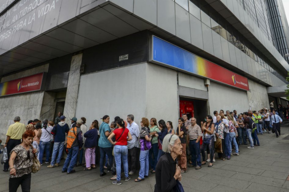 Venezuela en una nueva cola: ahora, para tratar de salvar sus devaluados billetes de 100