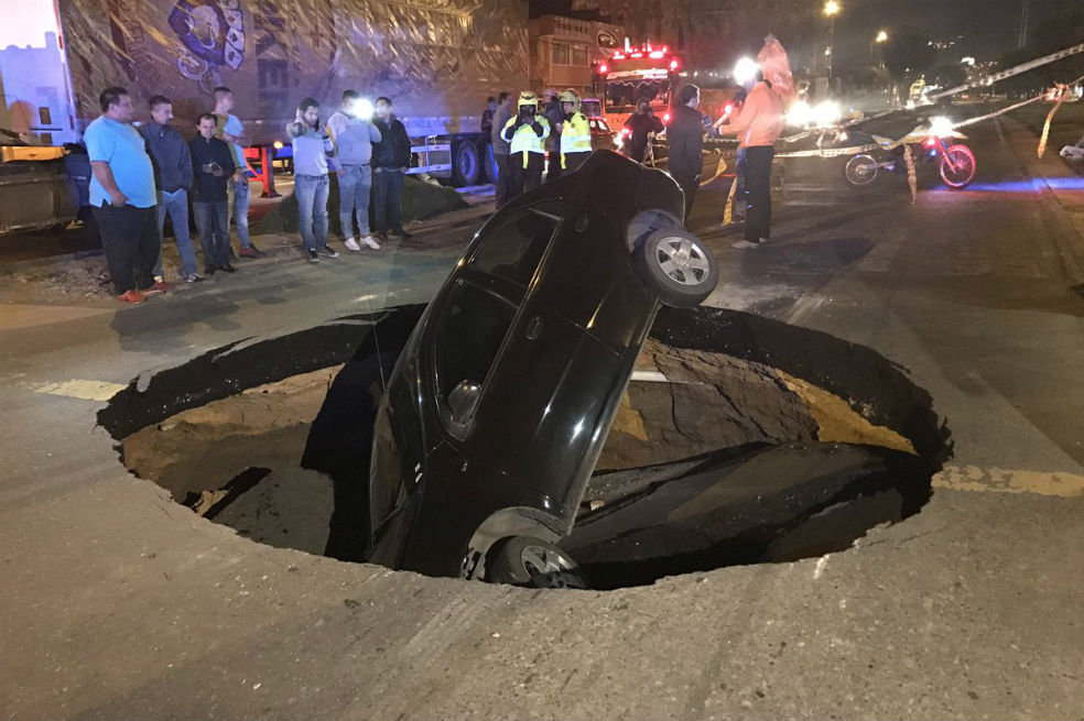 Colosal hueco en Bogotá se ‘tragó’ un carro y casi provoca una tragedia