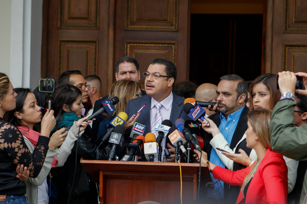 Oposición pide a Maduro  liberar a «presos políticos» antes de Navidad