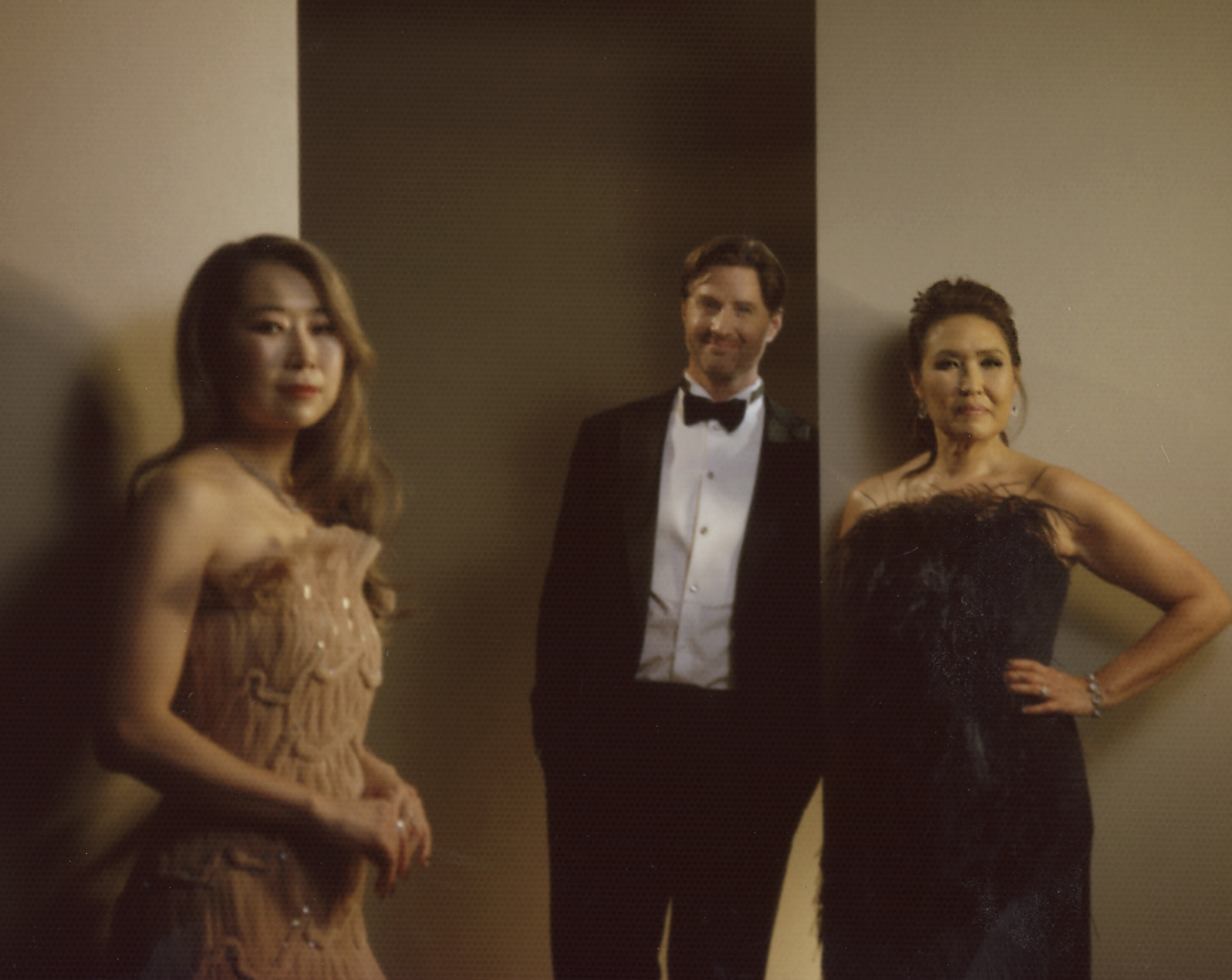 De izquierda a derecha, Maggie Kang y Chris Appelhans, codirectores de «KPop Demon Hunters», y Michelle Wong, productora de la película. / Chantal Anderson/The New York Times