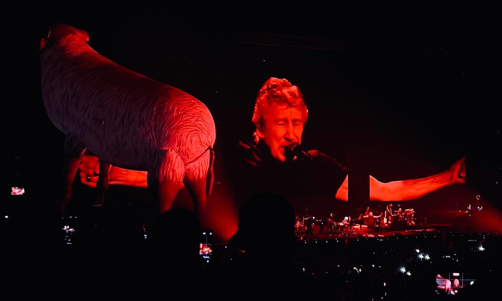 Roger Waters aboga por detener “genocidio en Gaza” en su noche en Bogotá