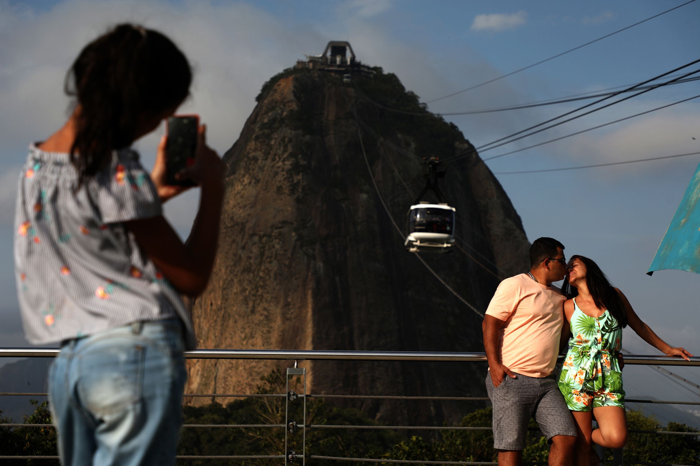 También abrieron al público este sábado el teleférico del morro Pao de Açucar, que ofrece una vista panorámica desde otro punto de la ciudad, el acuario AquaRio y la rueda gigante Rio Star, atracción en la región portuaria inaugurada el año pasado.