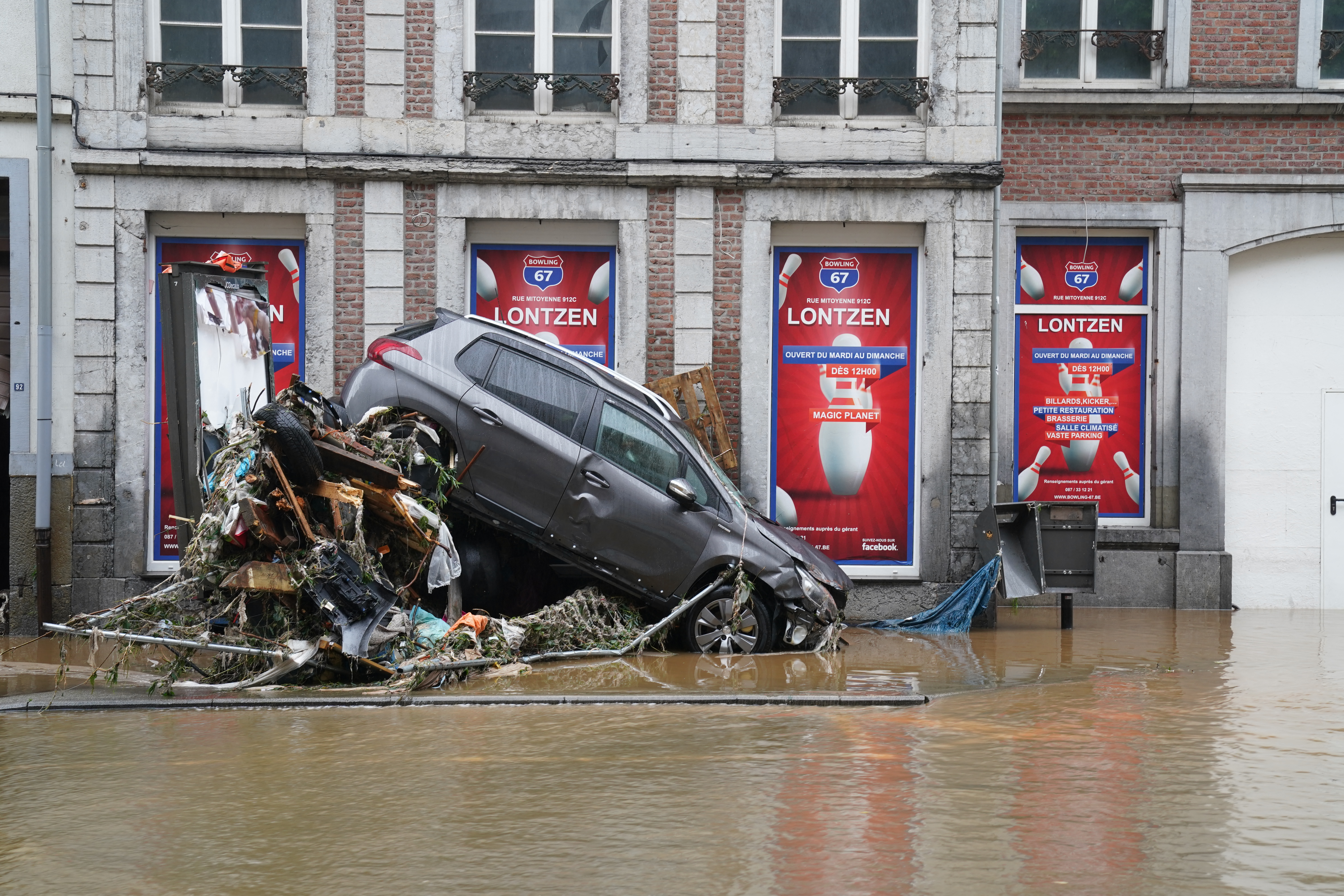 Las intensas lluvias sorprendieron a los habitantes y algunos quedaron atrapados por las riadas y desbordamientos de ríos, que sembraron desolación y miedo a su paso. Además de Alemania y Bélgica, Luxemburgo, Holanda y Suiza también sufrieron importantes percances materiales. Foto: Inundaciones en Lieja (Bélgica)