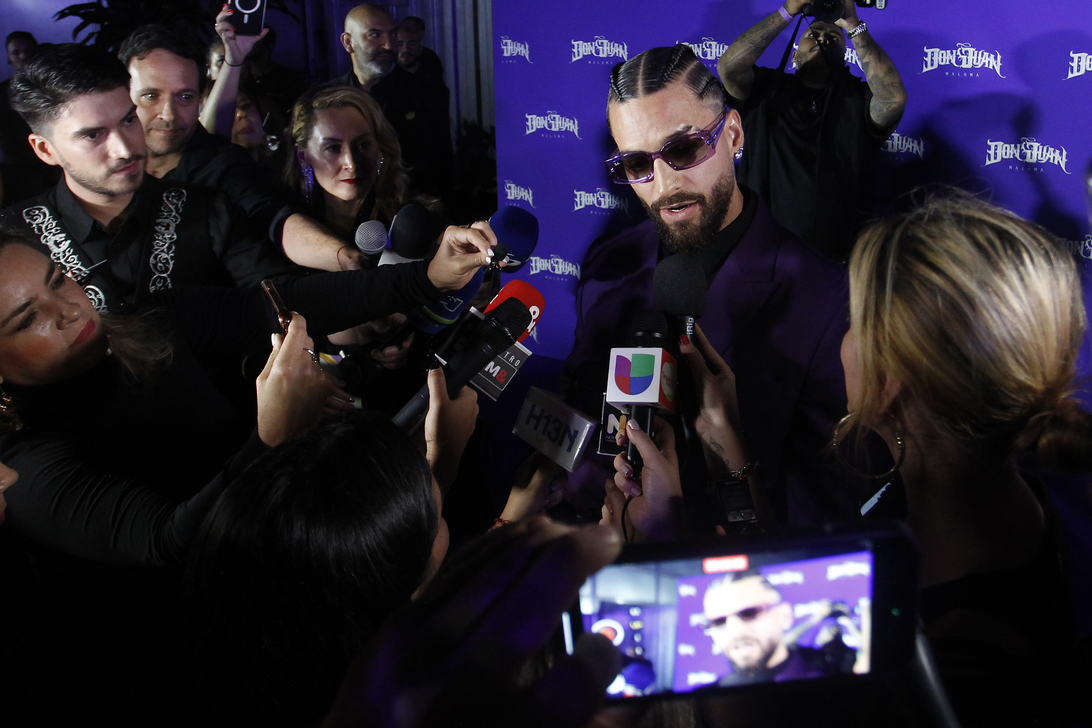 Maluma encaró y recriminó a fanática que intentó besarlo a la fuerza: “¡No más!”