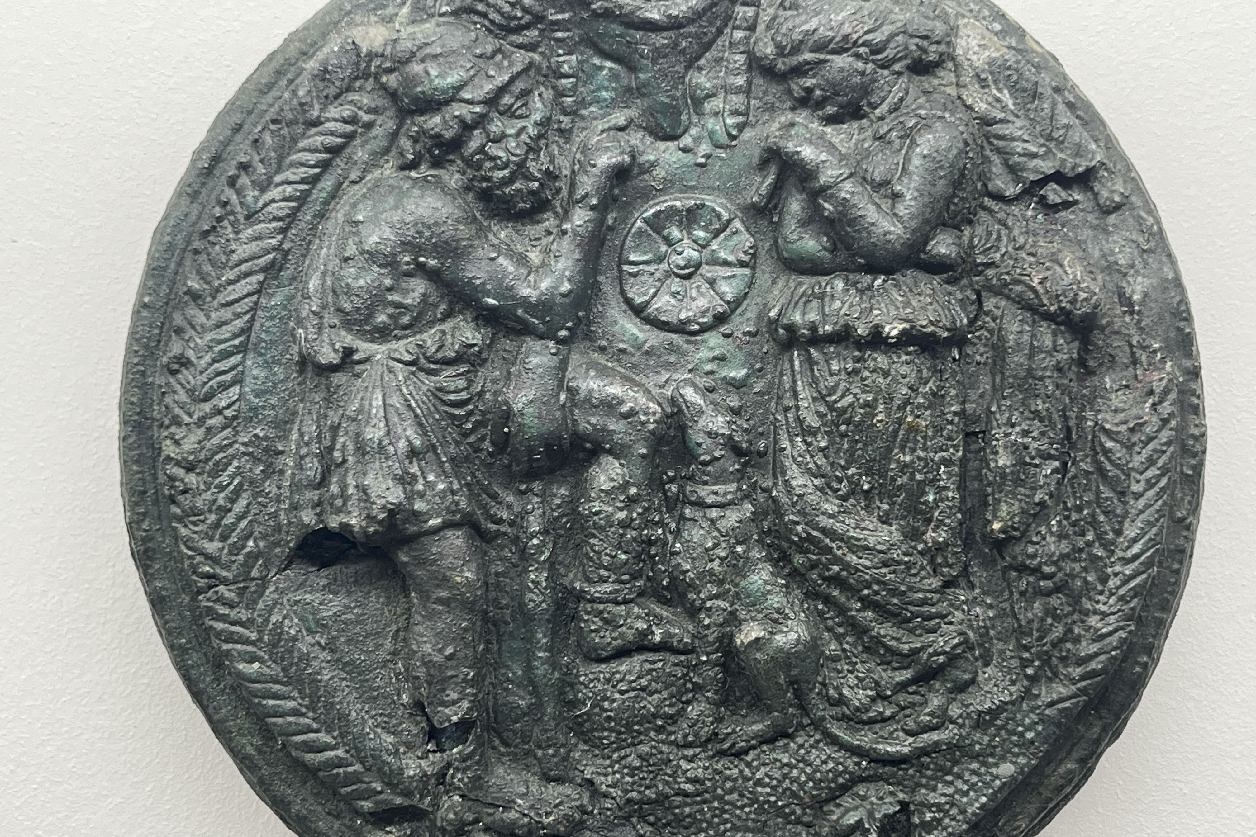 ROMA (ITALIA), 18/09/2024.- Penélope teje a la espera de Ulises... ante el Coliseo de Roma. La mítica reina de Ítaca protagoniza una muestra inédita en los Foros que, mediante restos arqueológicos y otras obras de arte, ahonda en su figura a lo largo de la historia y en su legado como símbolo de lealtad y voluntad en un mundo de hombres. EFE/ Gonzalo Sánchez