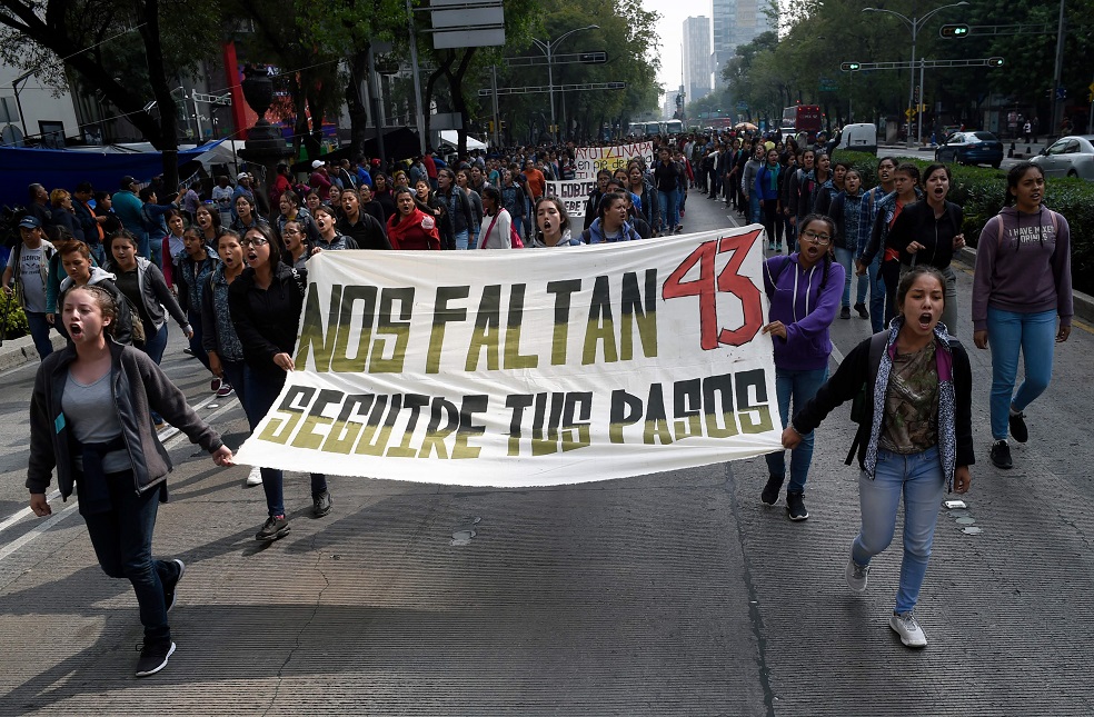 Students and relatives of the 43 students of the teaching training school in Ayotzinapa who went missing on September 26, 2014, protest ahead of the fifth anniversary of their disappearance, in Mexico City on September 25, 2019. The Mexican prosecutor-general's office said -last September 18- it will reinvestigate "almost from scratch" the disappearance and suspected massacre of 43 students in 2014, a case that still haunts the country. / AFP / ALFREDO ESTRELLA
