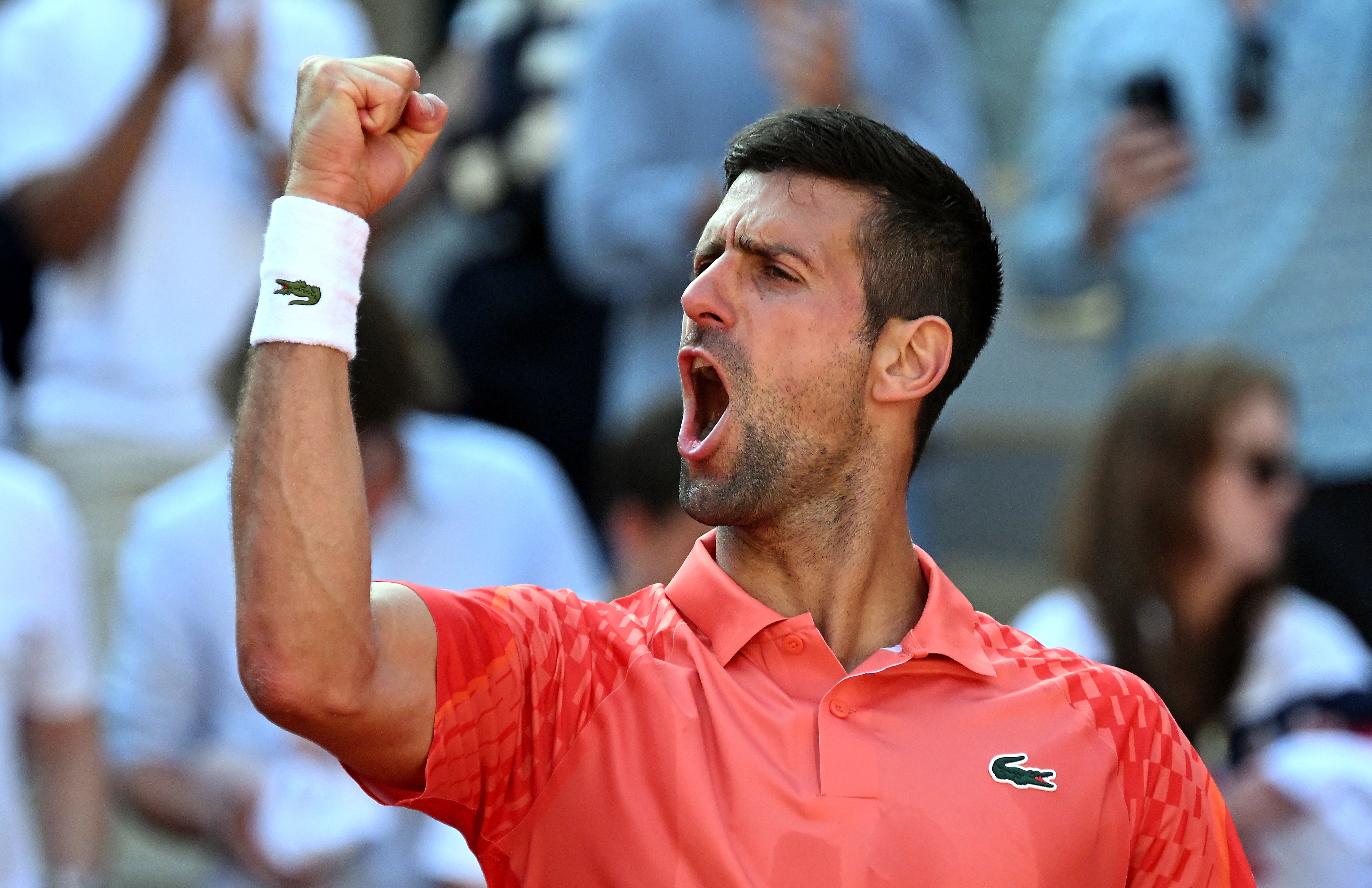 -FOTODELDÍA- Paris (Francia), 06/06/2023.- El tenista serbio Novak Djokovic muestra su alegría tras vencer al ruso Karen Khachanov en los Cuartos de final del Abierto de Francia en Roland Garros, París. EFE/CAROLINE BLUMBERG