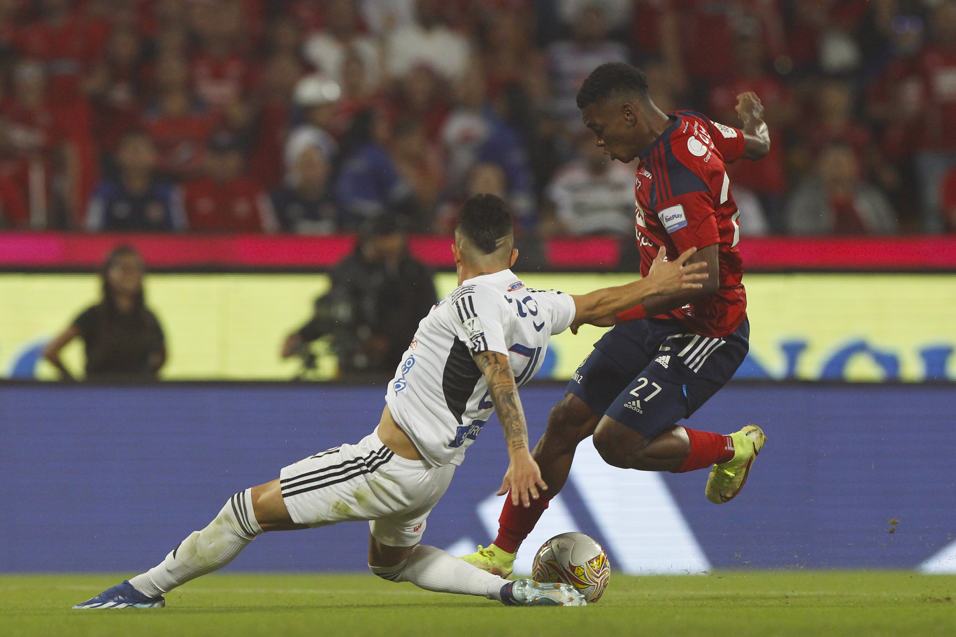 AMDEP4194. MEDELLÍN (COLOMBIA), 13/12/2023.- Brayan León (d) de Independiente Medellín disputa el balón con Walmer Pacheco de Junior hoy, en la final de la Primera División de Colombia entre Deportivo Independiente Medellín (DIM) y Junior en el estadio Atanasio Girardot en Medellín (Colombia). EFE/ Luis Eduardo Noriega Arboleda