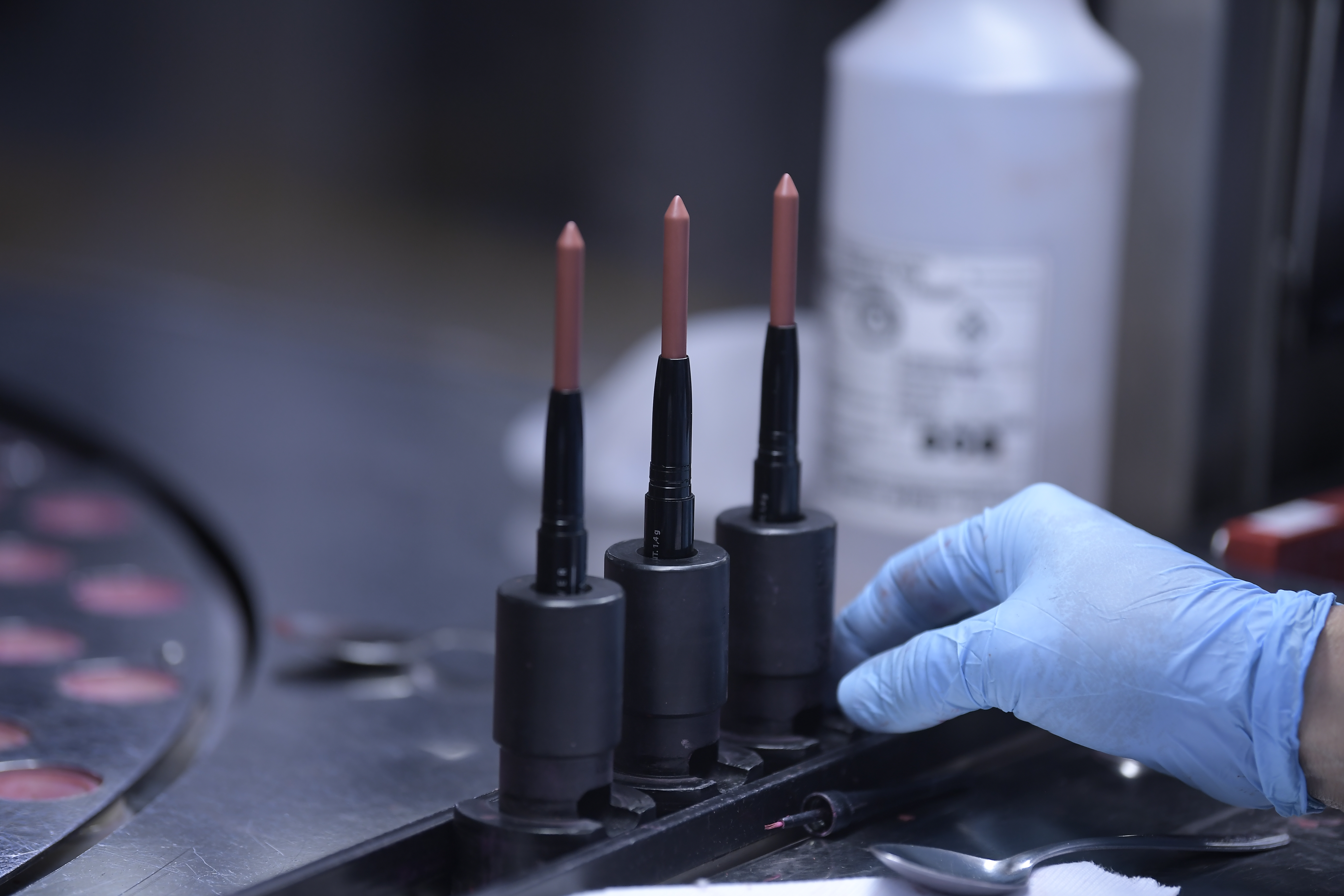 Compañía Colombo-Alemana líder en la producción de Maquillaje y Cosméticos.