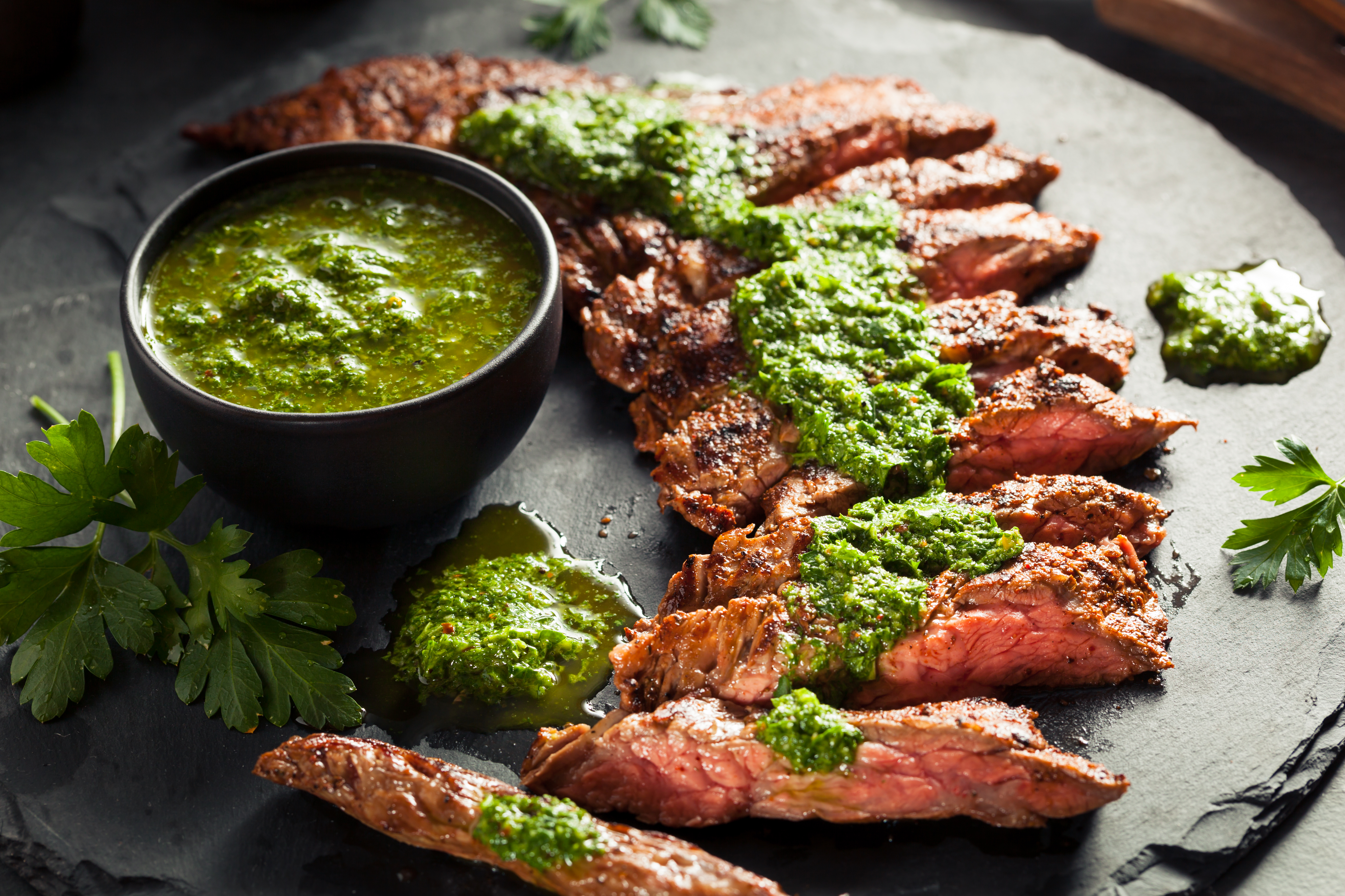 Aprende a preparar un provocativo chimichurri de piña