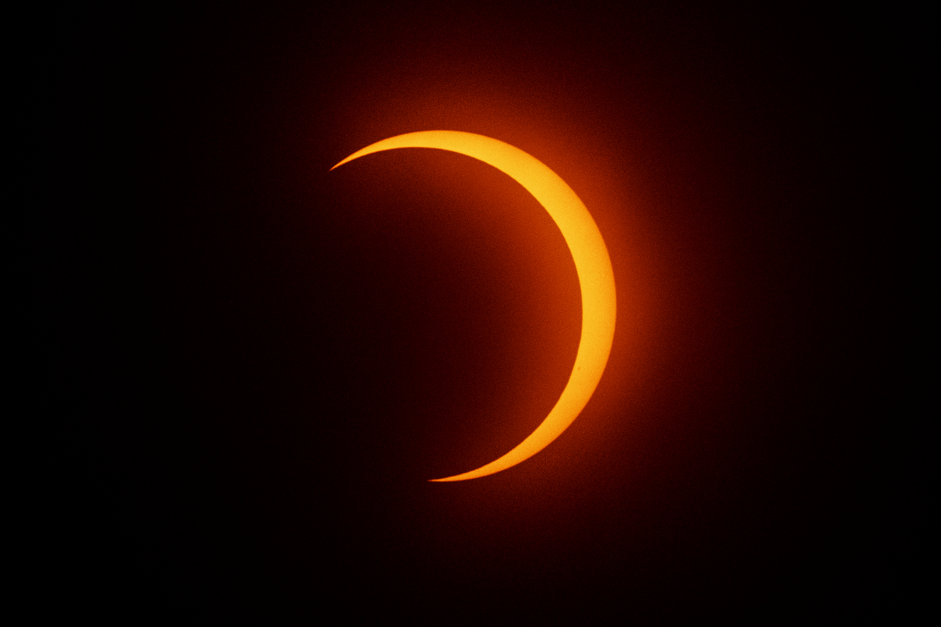 La luna cruza frente al sol durante el eclipse solar anular en Penonomé, Panamá