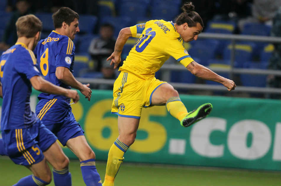 Ibrahimovic acerca a Suecia al repechaje mundialista