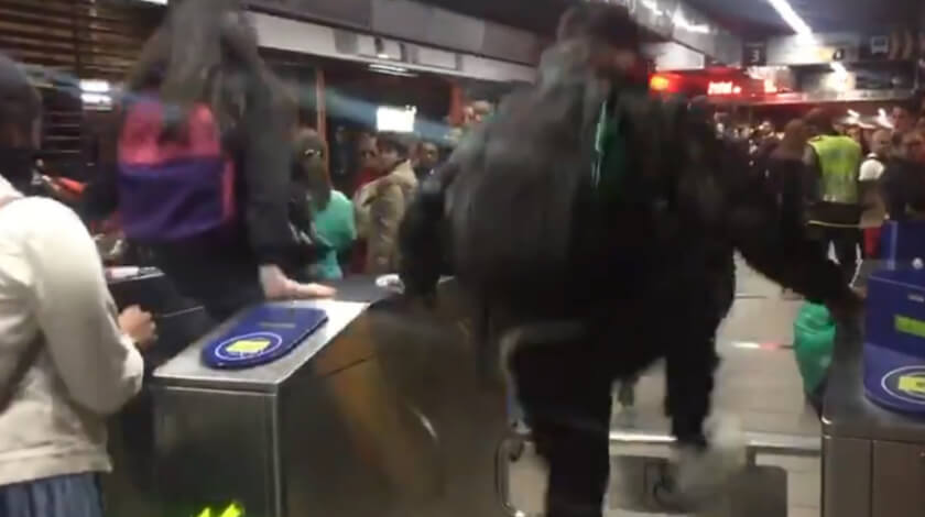 Indignación por colatón que realizaron manifestantes en estación de Transmilenio