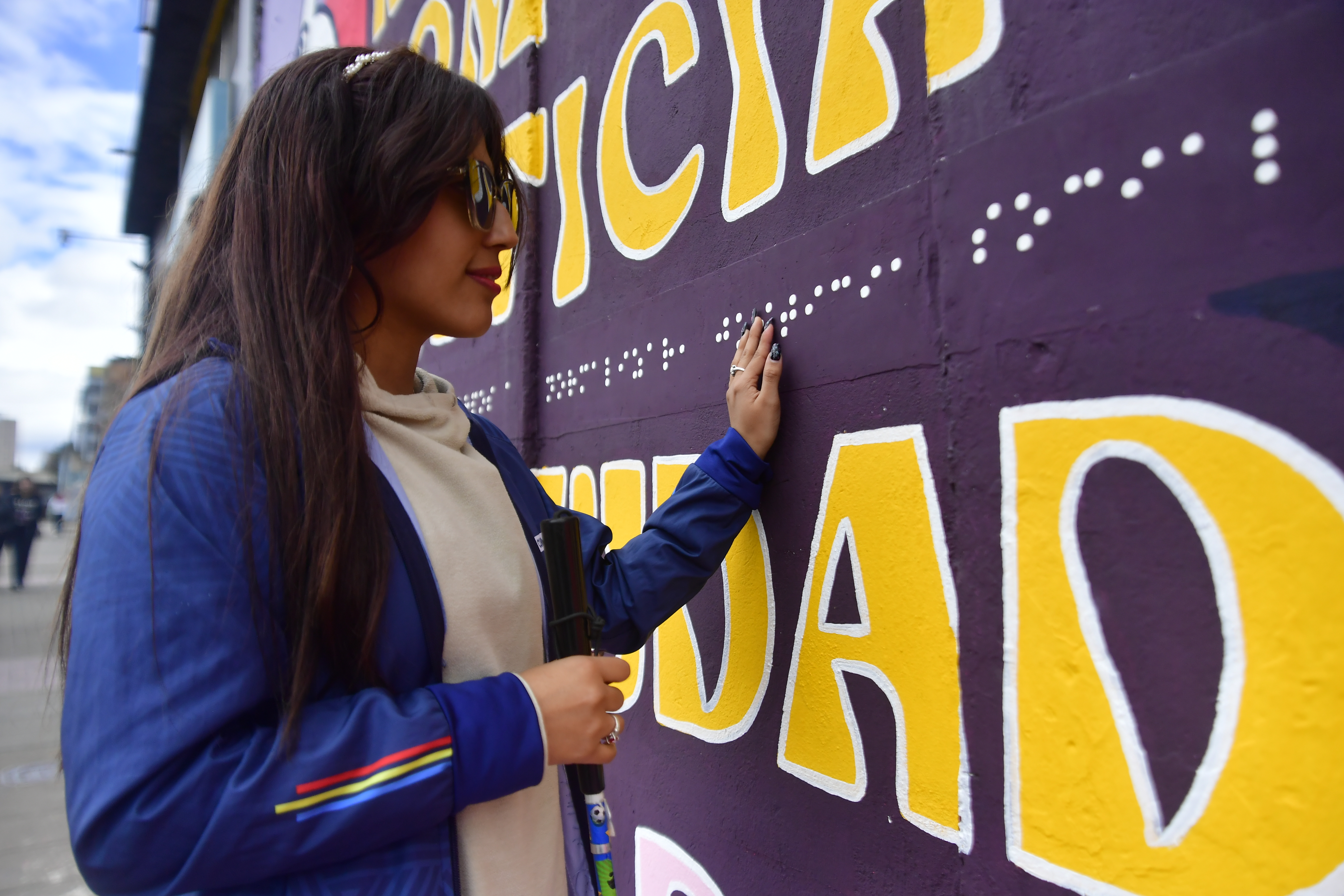 Se trata de un mural que combina braille, lengua de señas y texto escrito, creado por mujeres con discapacidad visual. Su objetivo es sensibilizar a la ciudadanía sobre quiénes habitan los espacios urbanos.