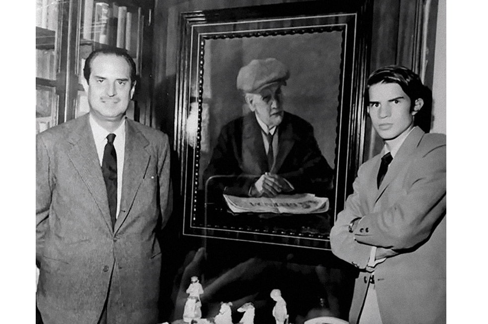 Douglas Botero Boshell y Mauricio Botero, posando al lado del retrato de su bisabuelo, gobernador de Antioquia en 1889. / Archivo particular