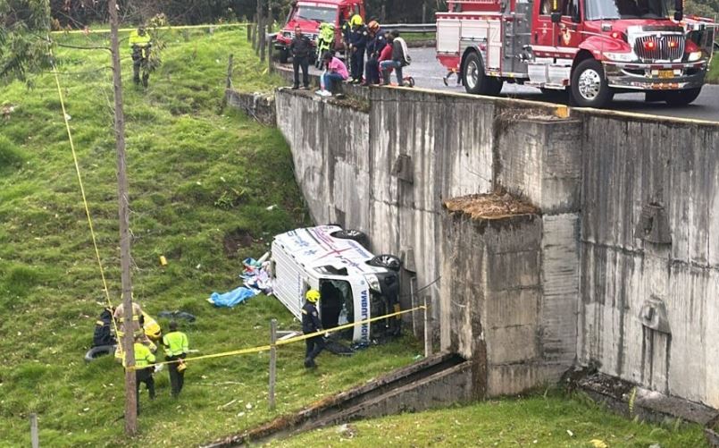 Ambulancia cayó por ladera en la vía Manizales-Bogotá y dejó una madre sin vida