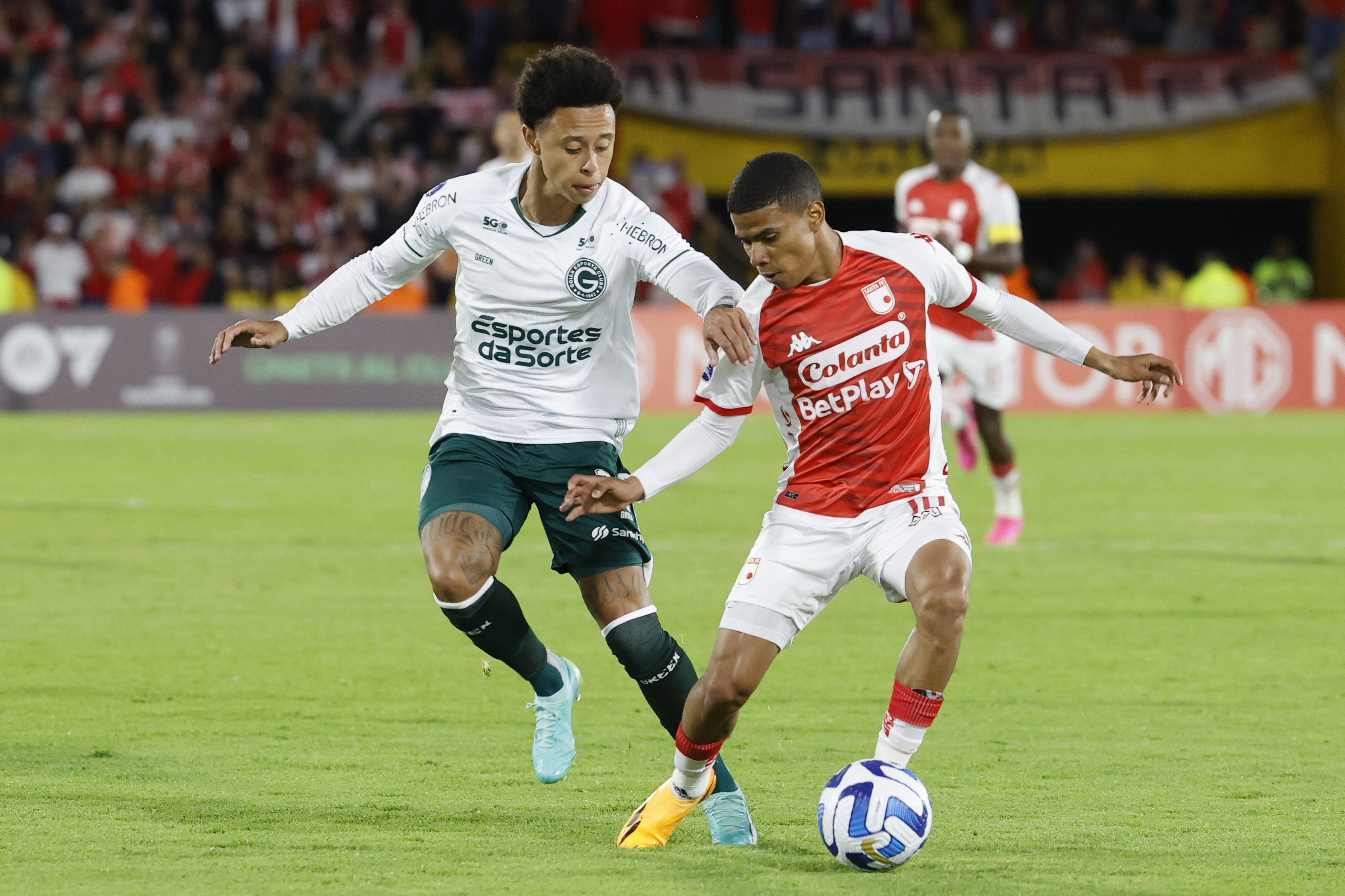 AMDEP5533. BOGOTÁ (COLOMBIA), 28/06/2023.- José Enamorado (d) de Santa Fe disputa el balón con Matheusinho de Goias hoy, en un partido de fase de grupos de la Copa Sudamericana entre Independiente Santa Fe y Goias en el estadio Nemesio Camacho El Campín en Bogotá (Colombia). EFE/ Mauricio Dueñas Castañeda
