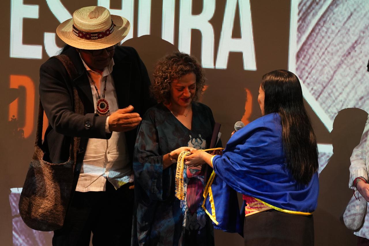 Lideresas indígenas le entregaron un tejido tradicional a Jineth Bedoya.