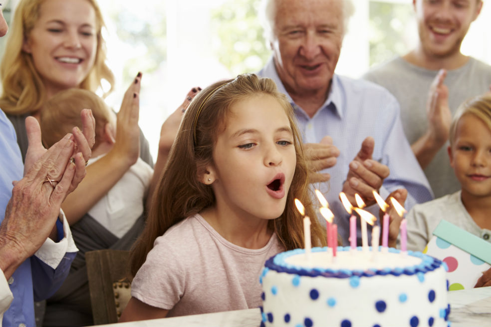 En la torta quedan 1.400% más bacterias después de soplarse las velas. / Pixabay