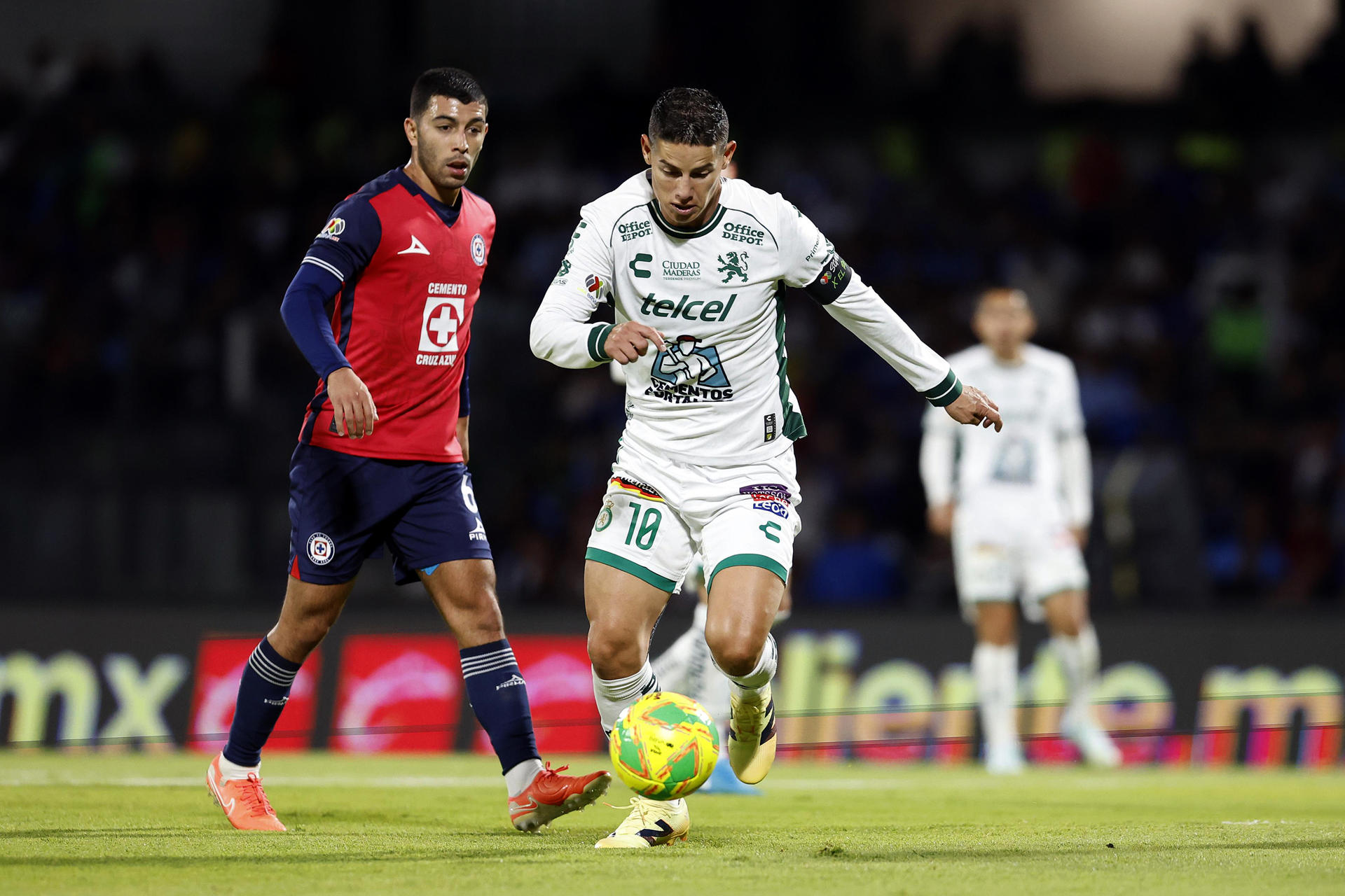 Cruz Azul derrotó a León y amargó la noche de James Rodríguez en México