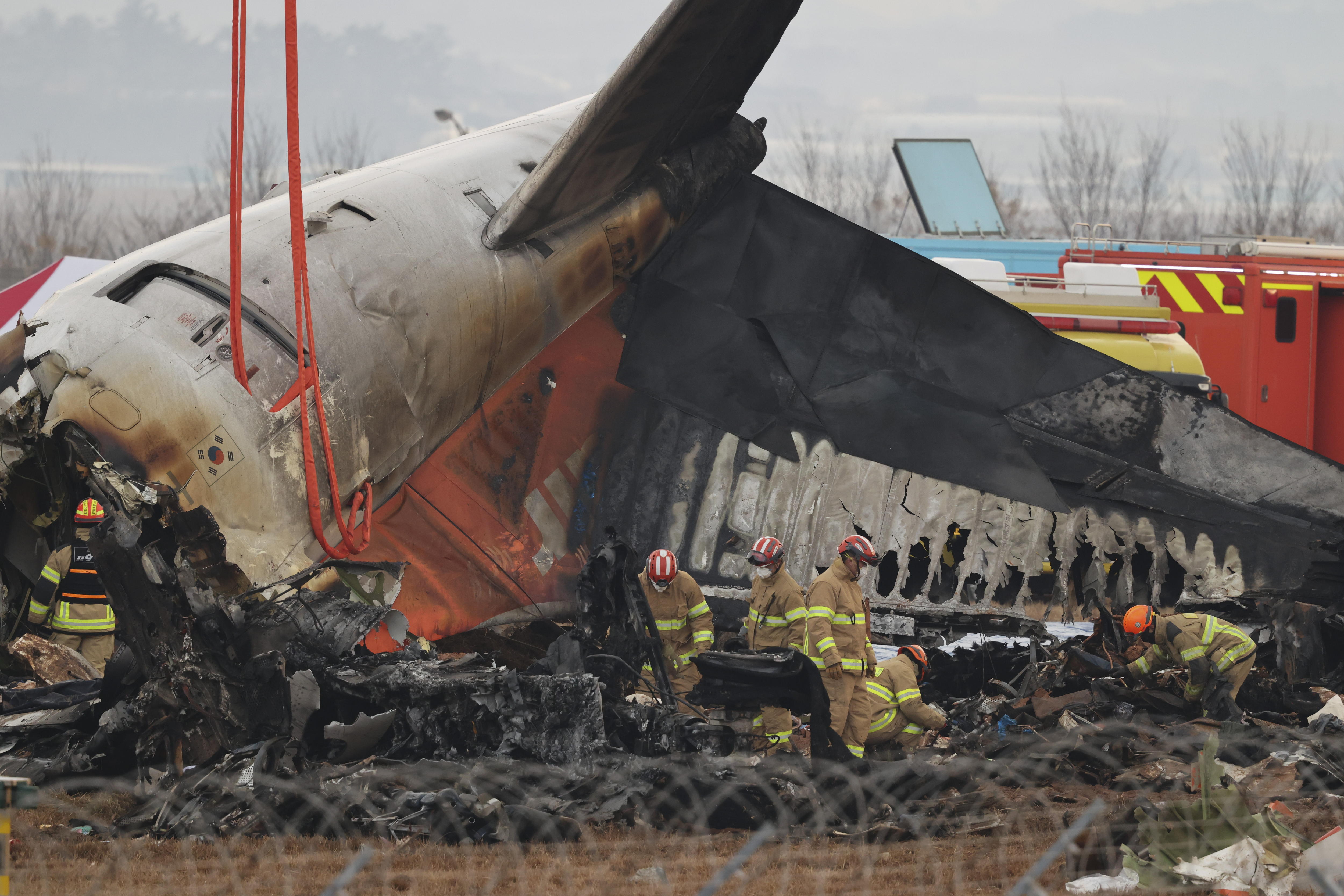 Muan (Republic Of Korea), 29/12/2024.- Firefighters conduct search operations at the wreckage site of the Jeju Air aircraft at Muan International Airport in Muan, South Korea, 30 December 2024. According to the South Korea National Fire Agency (NFA), a passenger jet carrying 181 people erupted in flames after going off the runway at an airport in South Korea's southwestern county of Muan on 29 December, leaving 179 people dead as two crew members survived. (Corea del Sur) EFE/EPA/HAN MYUNG-GU