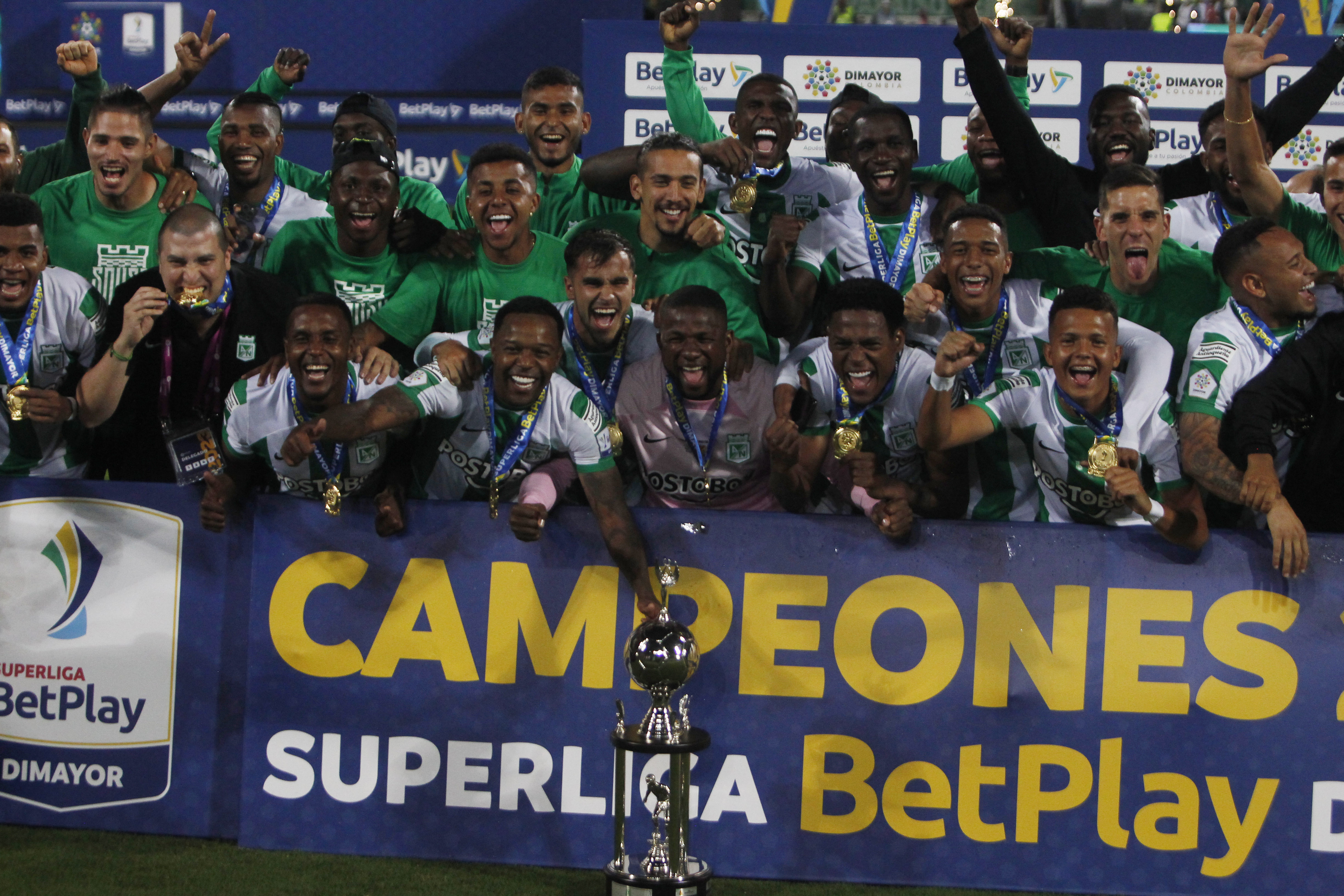 AMDEP1639. MEDELLÍN (COLOMBIA), 16/02/2023.- Jugadores de Nacional celebran al ganar la Superliga de Colombia ante Deportivo Pereira hoy, en el estadio Atanasio Girardot en Medellín (Colombia). EFE/Luis Eduardo Noriega A.