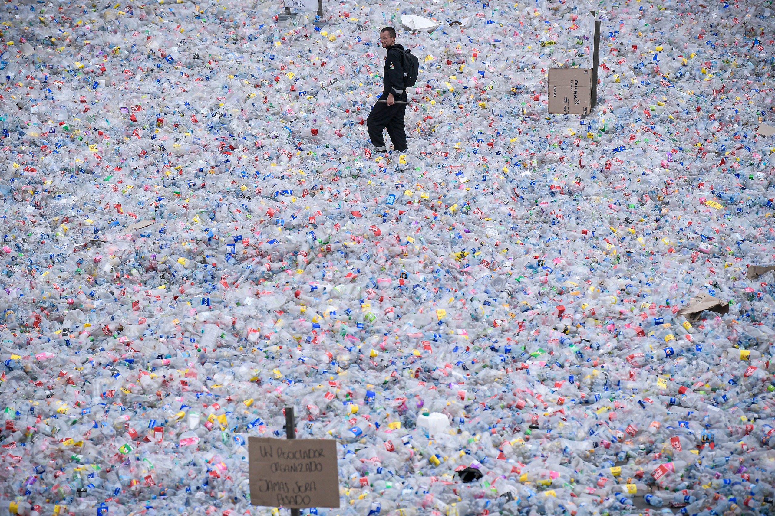 En fotos: la protesta de recicladores que inundó la Plaza de Bolívar con botellas