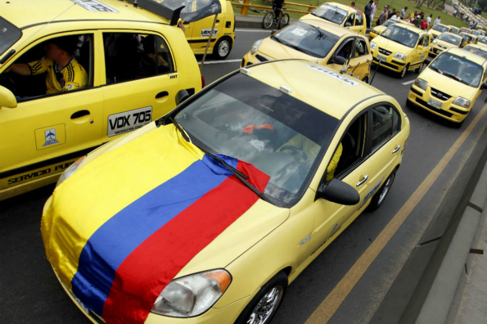 En Medellín taxistas protestan en contra de plataformas como Uber