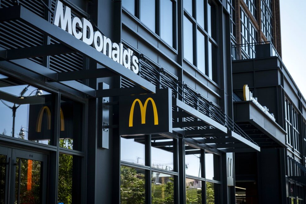McDonald’s despide a su CEO por relación con empleada
