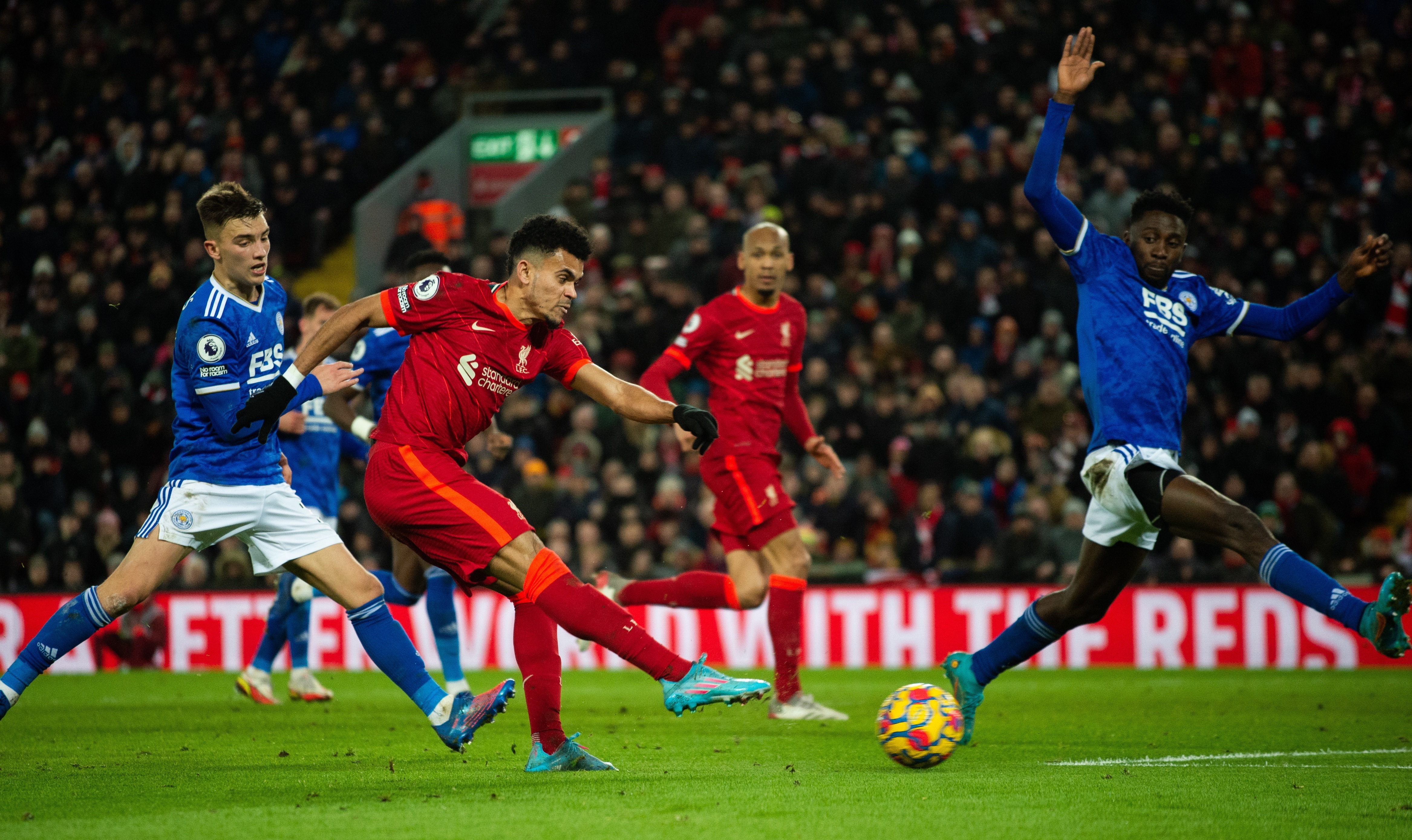 Liverpool (United Kingdom), 10/02/2022.- Liverpool's Luis Diaz (C) in action during the English Premier League soccer match between Liverpool and Leicester City at the Anfield, Liverpool, Britain, 10 February 2022. (Reino Unido) EFE/EPA/PETER POWELL EDITORIAL USE ONLY. No use with unauthorized audio, video, data, fixture lists, club/league logos or 'live' services. Online in-match use limited to 120 images, no video emulation. No use in betting, games or single club/league/player publications
