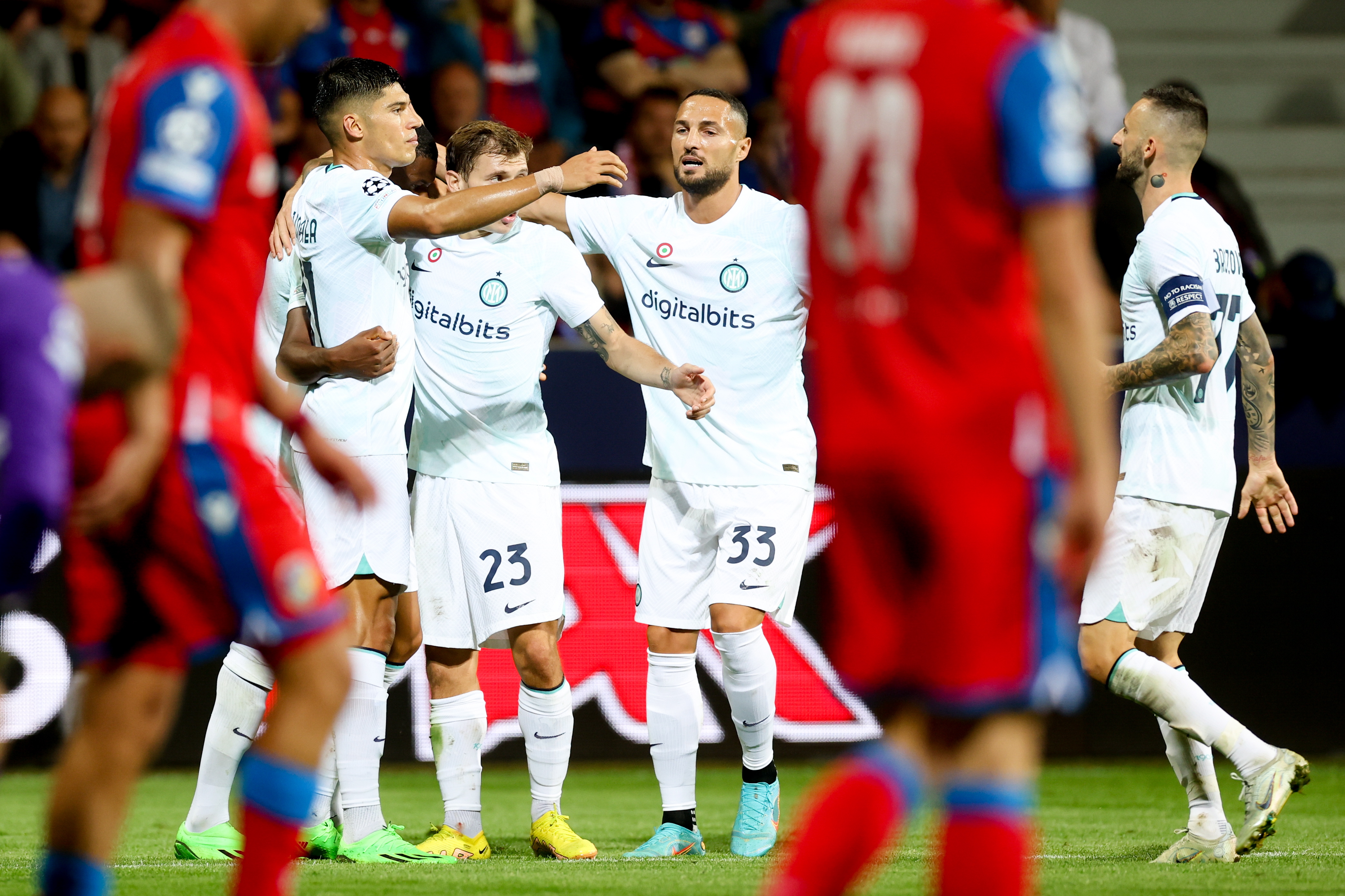 El Inter de Milán se metió en la competencia y Tottenham se complicó