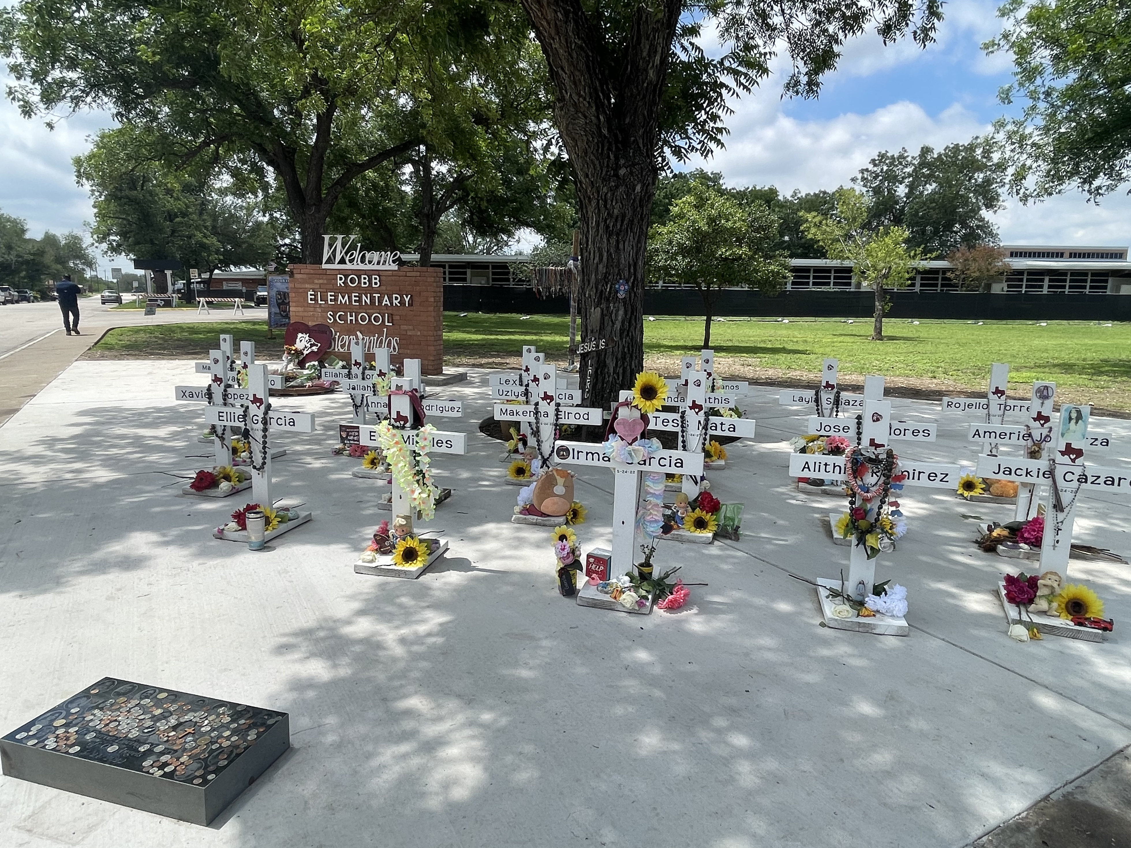 USA7416. UVALDE (TX, EEUU), 23/05/2023.- Fotografía que muestra las cruces blancas que llevan los nombres de las víctimas de la matanza de la Escuela Primaria Robb instaladas en la entrada del instituto en Uvalde, Texas (EE.UU.). Cruces decoradas con flores, juguetes y fotos infantiles decoloradas por el sol, un colegio vallado esperando a ser demolido, y una comunidad dividida entre quienes piden más control a las armas y quienes no aceptan restricciones. Uvalde recuerda, un año después, la matanza que cambió a todos, pero que no ha cambiado nada. EFE/Paula Escalada Medrano