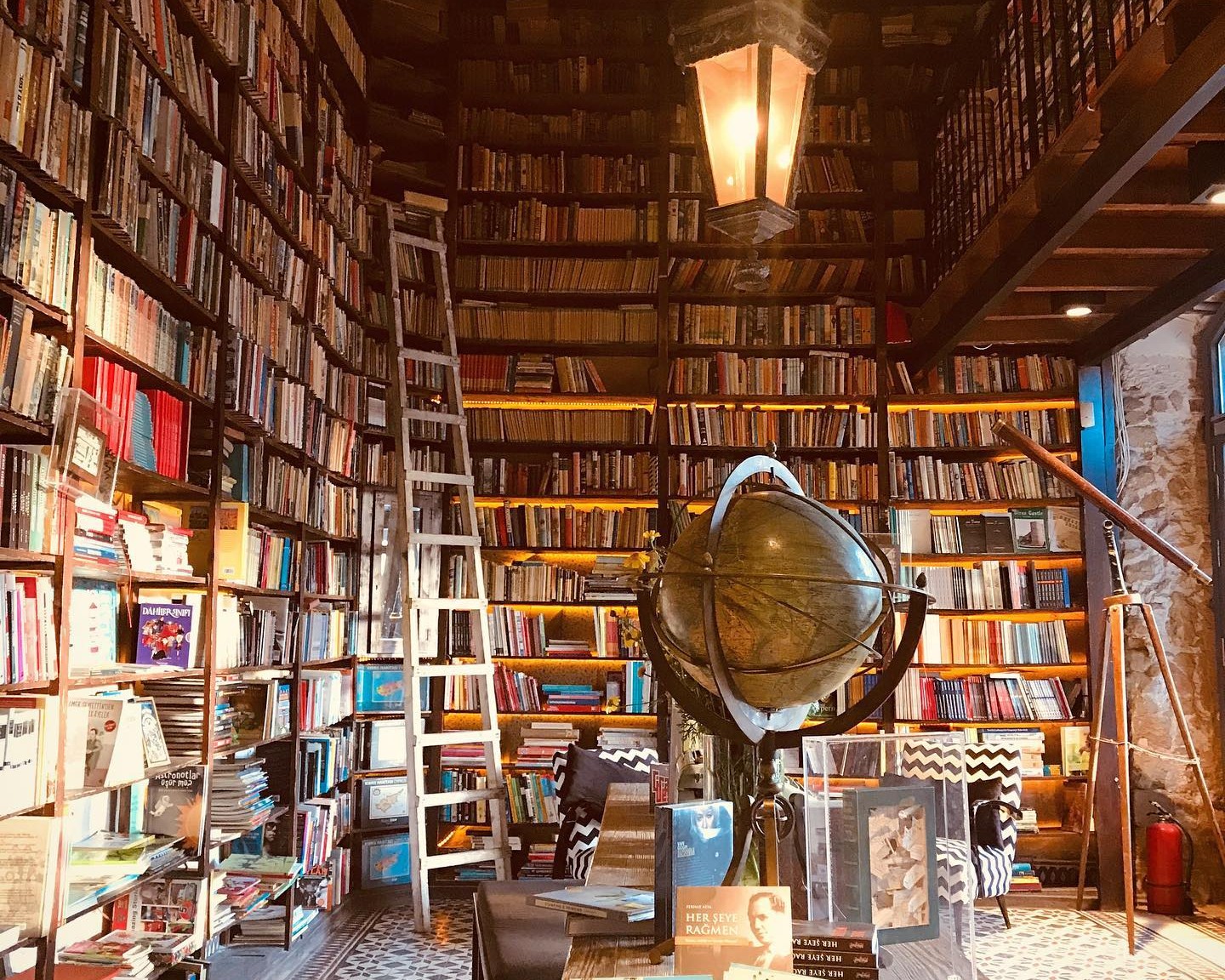 En el corazón de Nicosia, en Chipre, Rüstem Kitabevi es mucho más que una librería histórica: desde 1937 se ha consolidado como un punto de encuentro cultural donde conviven libros raros en varios idiomas, café, gastronomía local y espacios para exposiciones y eventos. Ubicada en un edificio del siglo XIX, su atmósfera evoca un estudio lleno de historia, con estanterías abarrotadas y un patio interior que invita a quedarse.