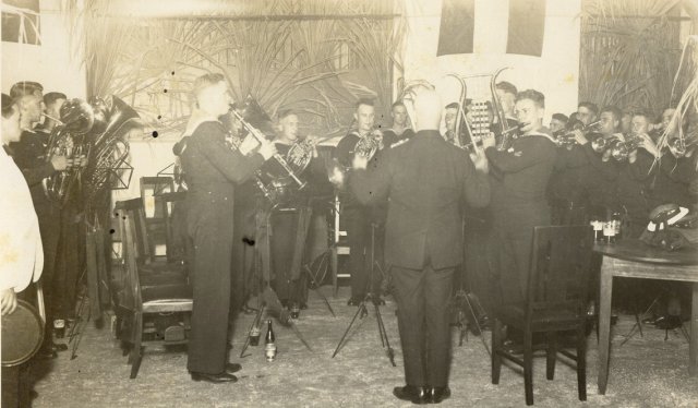Los soldados alemanes le rindieron tributo a Simón Bolívar e incluso interpretaron el himno nacional en al menos dos oportunidades. Aquí durante una fiesta en el Club Colombia de Cali. / Archivo Biblioteca del Colegio Alemán.