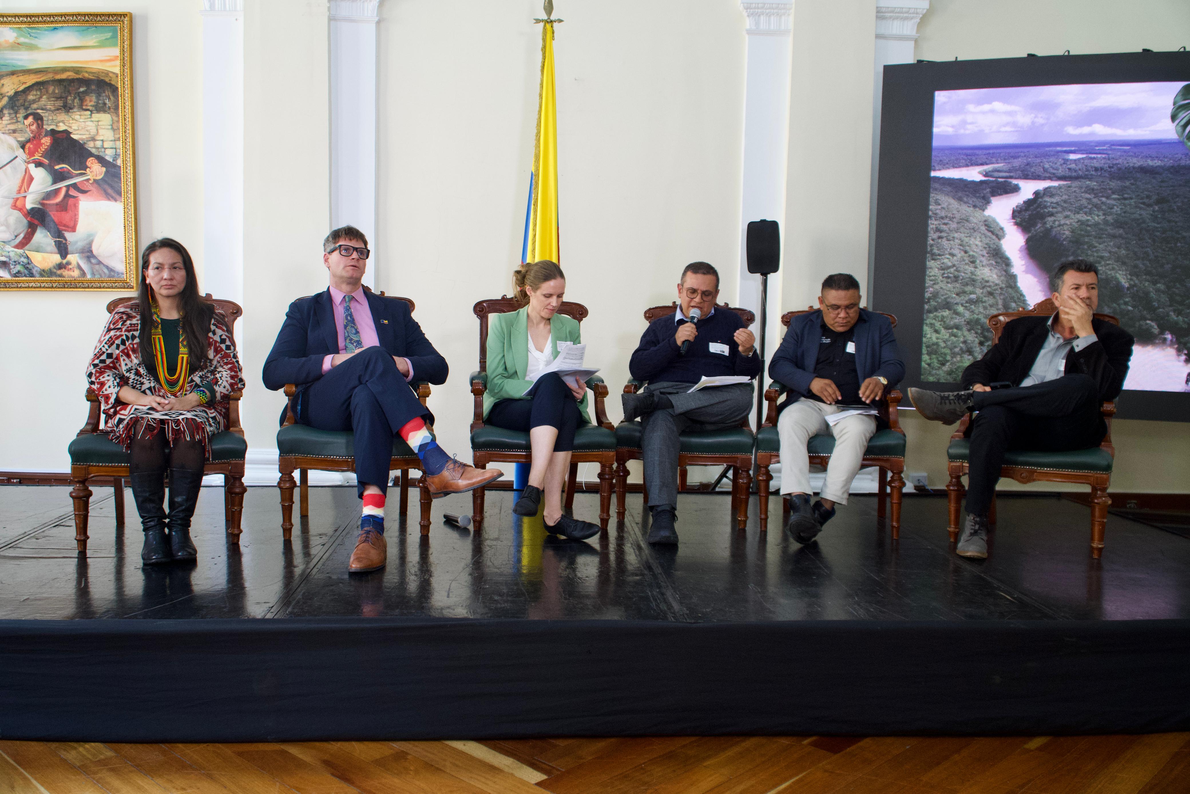 En el foro participaron académicos, delegados de la Unión Europea y Noruega, directores de distintas organizaciones y líderes indígenas y sociales de la región. También estuvo presente la ministra de Ambiente, Lena Estrada.