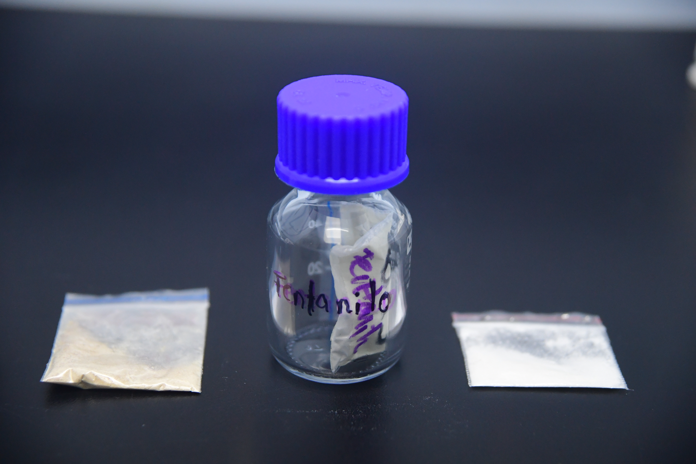 Proceso de análisis del opioide sintético fentanilo realizado por científicos de la Dirección de Antinarcóticos de Colombia en su laboratorio químico de investigación.