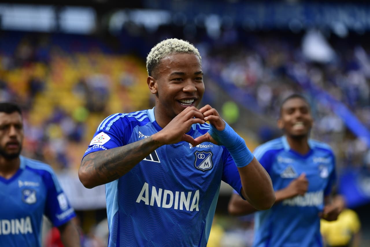 Millonarios venció 3–2 a Fortaleza en El Campín con tripleta de Beckham David Castro y logró un triunfo crucial que lo mantiene en la pelea por entrar al grupo de los ocho en la Liga BetPlay 2025. El equipo de Hernán Torres presionó alto, recuperó en campo rival y fue letal en los momentos clave, aunque volvió a fallar varias opciones claras. Fortaleza dominó la posesión y complicó en el cierre de cada tiempo con goles de Jhon Velásquez y Sebastián Valencia, este último de penalti en el 90+1, pero no pudo evitar que Millonarios le quitara el invicto.