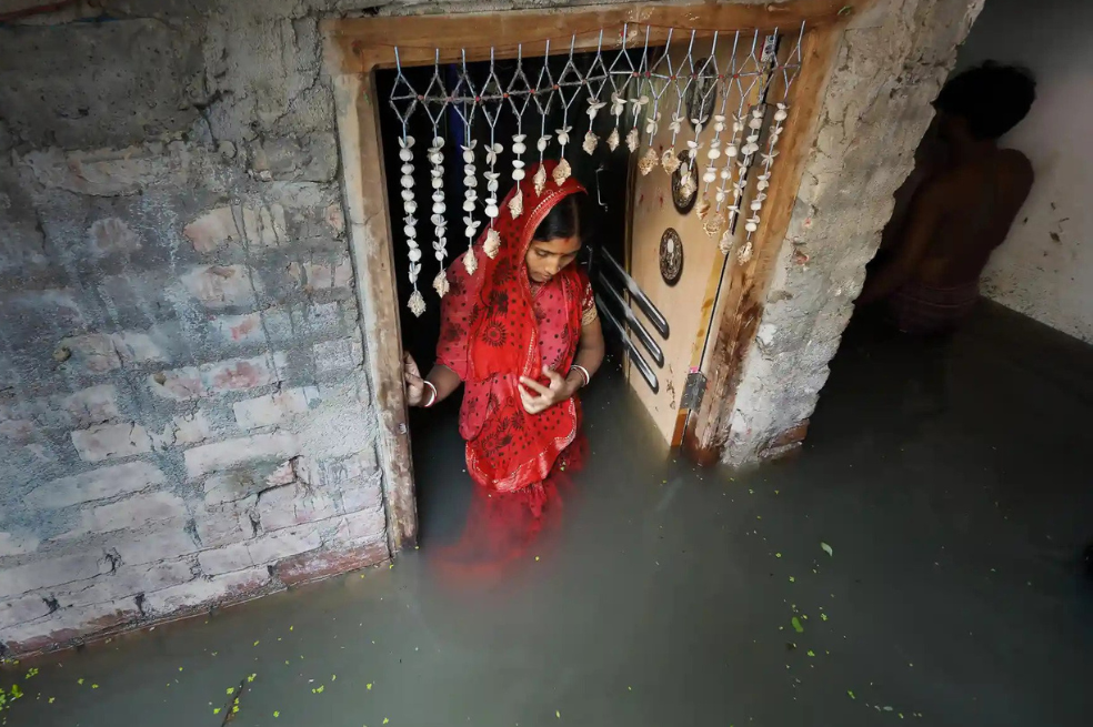 Categoría: Un clima de cambio.Era la noche de bodas de Malati. El río Keleghai rompió la presa debido al ciclón tropical Yaas y aceptó una invitación como invitado no deseado.