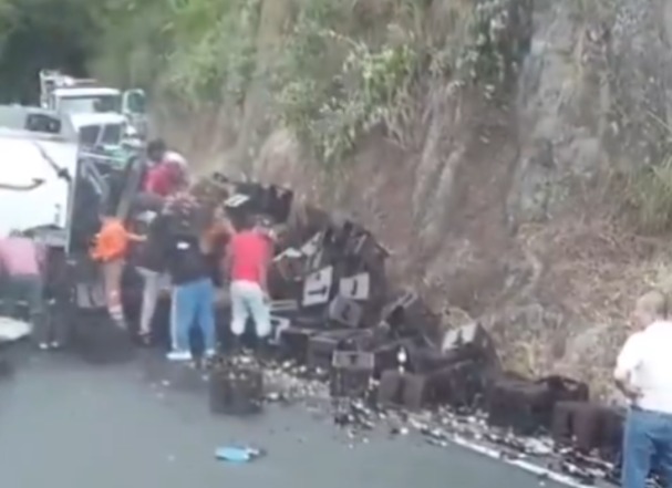 Saquearon camión de carga que se volcó en Alto de la Línea