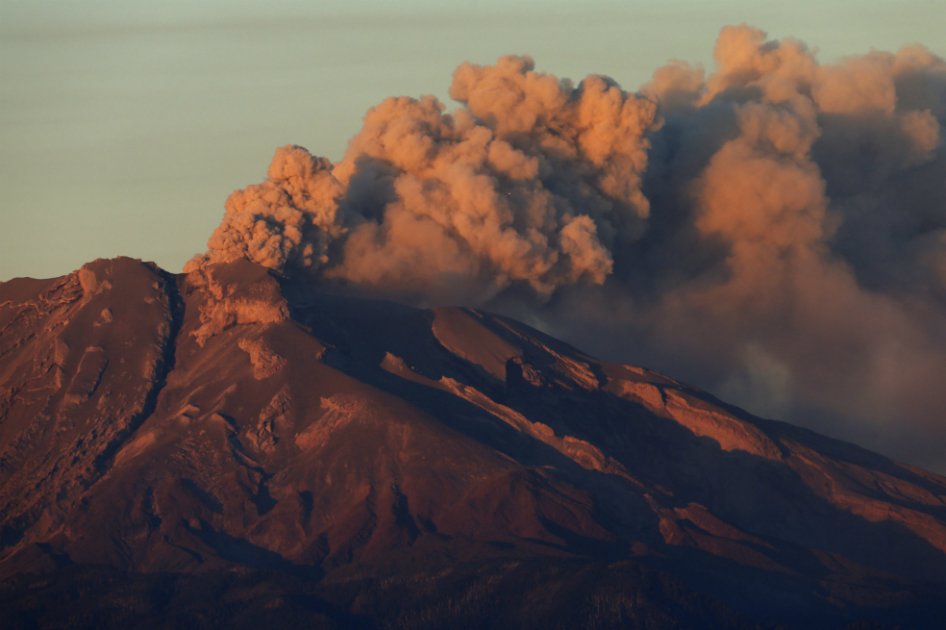 Volcán Calbuco en Chile se mantiene inestable y continúa dispersión de cenizas