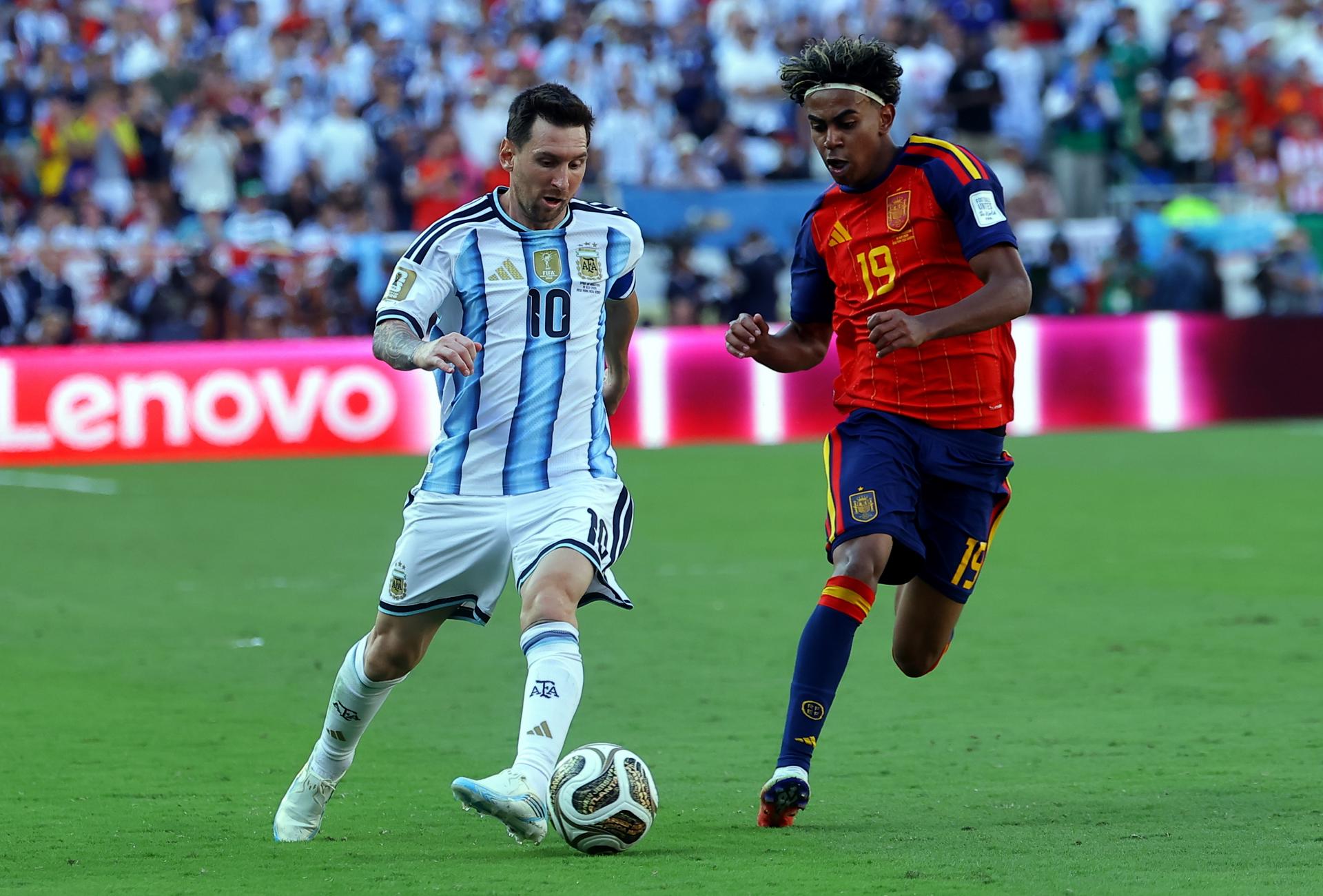 EAST RUTHERFORD (United States), 20/07/2026.- Lionel Messi of Argentina (L) and Lamine Yamal of Spain in action during the FIFA World Cup 2026 final match Spain against Argentina, in New Jersey, USA, 19 July 2026. (España) EFE/EPA/CHRISTOPHER NEUNDORF