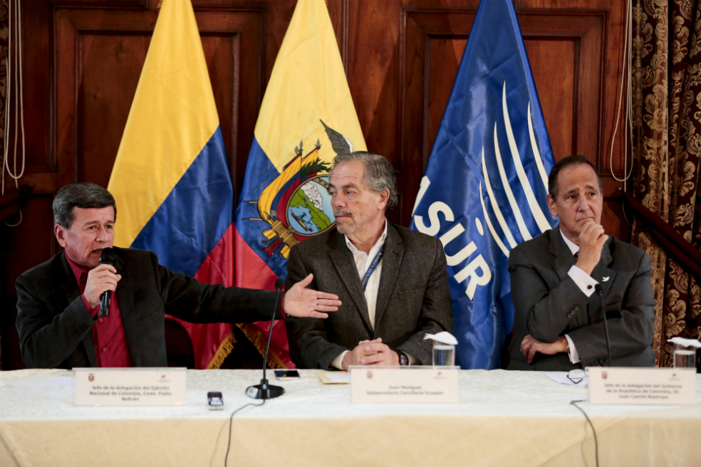“Pablo Beltrán”, jefe negociador del Eln, y Juan Camilo Restrepo, delegado del Gobierno. / / EFE