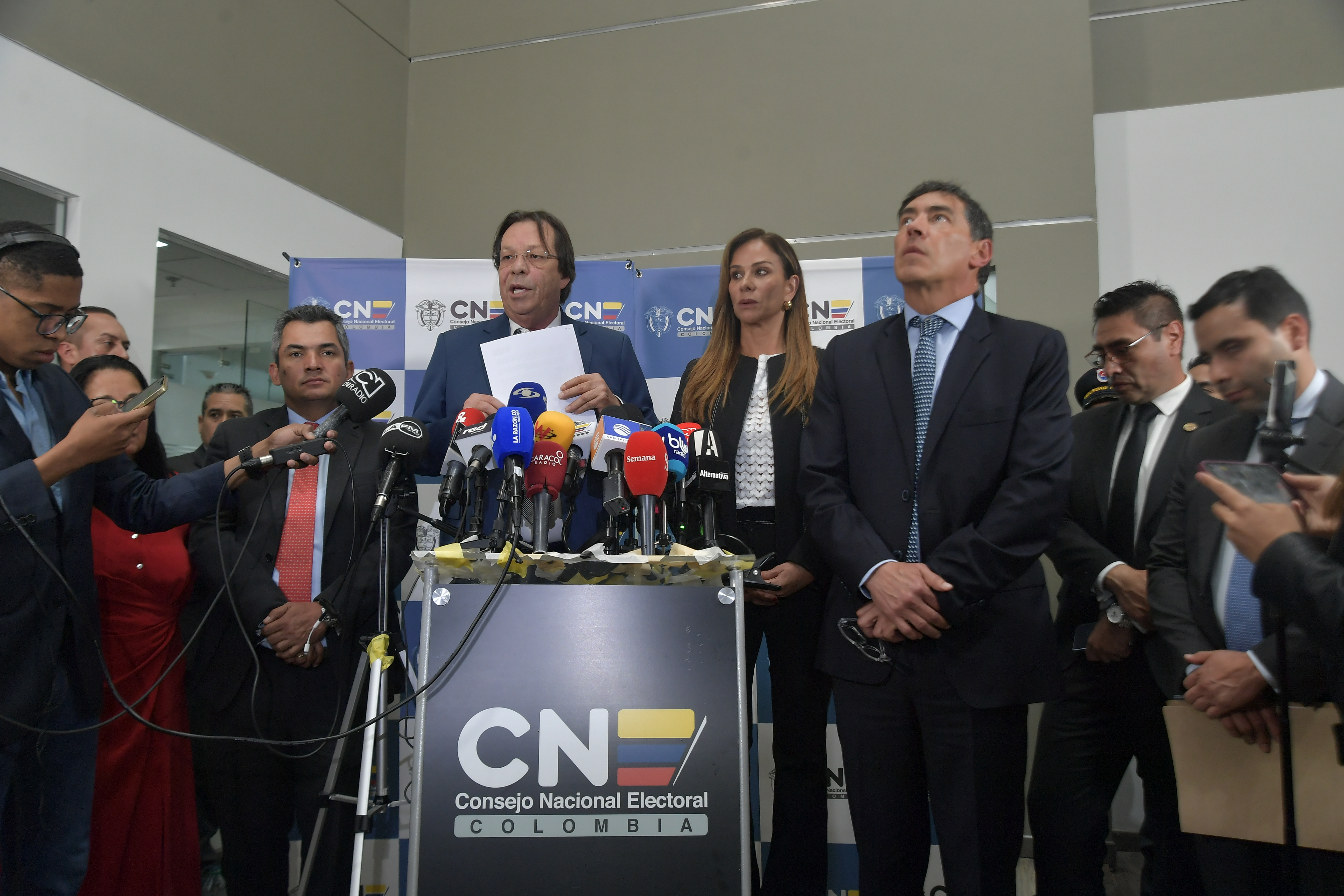 Los magistrados del Consejo Nacional Electoral, César Lorduy, Maritza Martínez y Álvaro Hernán Prada, en rueda de prensa comunicando la decisión de investigar la campaña presidencial de Gustavo Petro.