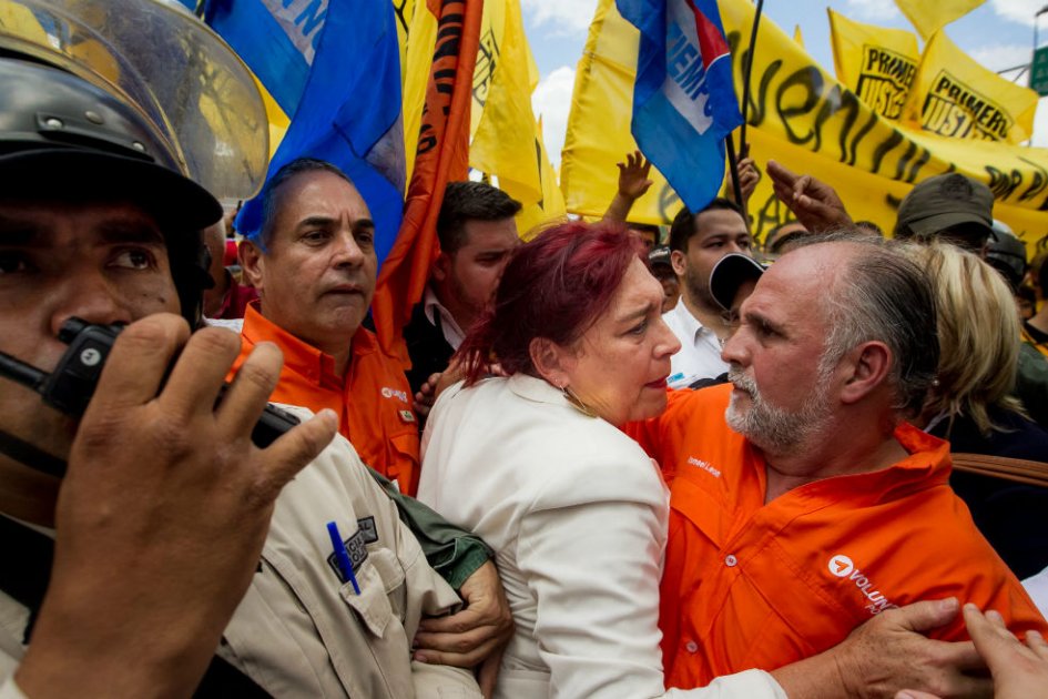 Tamara Adrian (centro), aspirante a la Asamblea Nacional de Venezuela por la opositora mesa de unidad democrática (MUD)./EFE