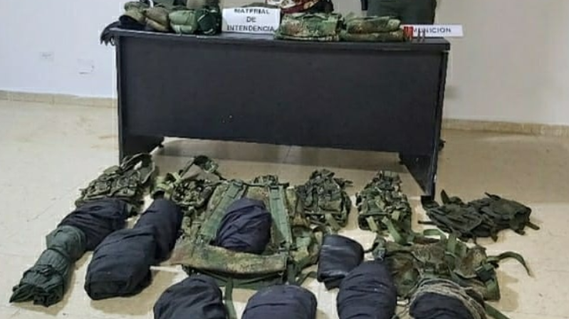 Incautan en la terminal El Salitre 165 prendas y elementos militares no autorizados