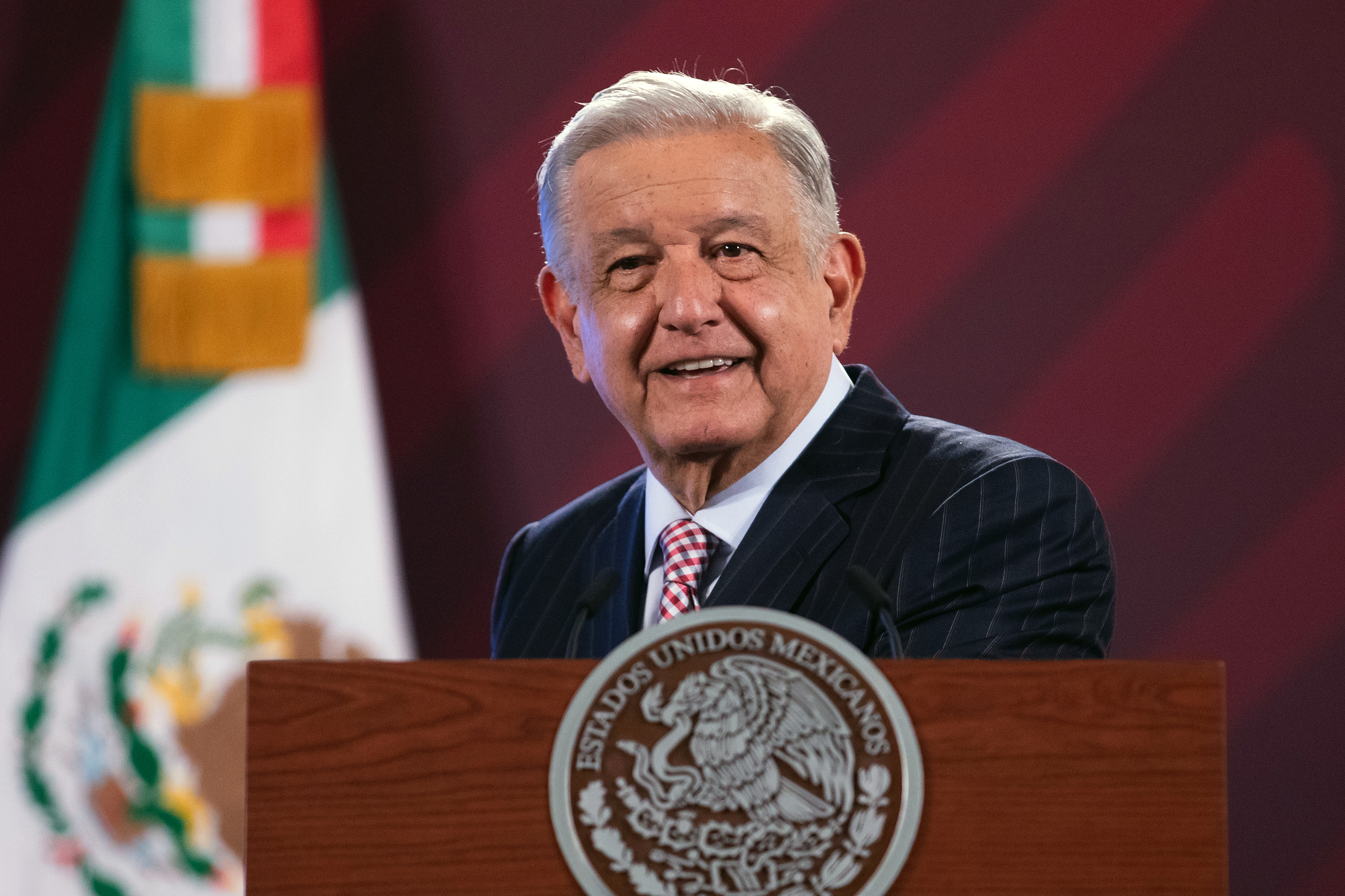 MEX6467. CIUDAD DE MÉXICO (MÉXICO), 26/09/2023.- Fotografía cedida hoy por la Presidencia de México que muestra al mandatario Andrés Manuel López Obrador durante su rueda de prensa matutina en Palacio Nacional, en Ciudad de México (México). López Obrador admitió tener "diferencias" sobre el rol del Ejército con las familias de los 43 estudiantes desaparecidos de Ayotzinapa, crimen que este martes cumple nueve años sin resolverse con las Fuerzas Armadas acusadas de obstruir la investigación. EFE/Presidencia de México /SOLO USO EDITORIAL /SOLO DISPONIBLE PARA ILUSTRAR LA NOTICIA QUE ACOMPAÑA (CRÉDITO OBLIGATORIO)