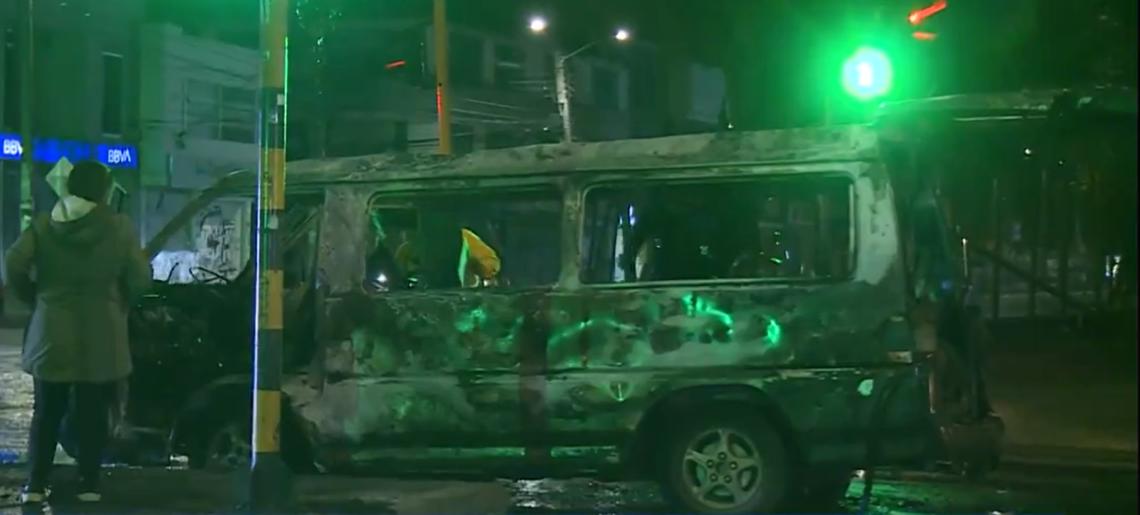 Vuelve y juega: carro de mariachis se incendió en plena vía pública