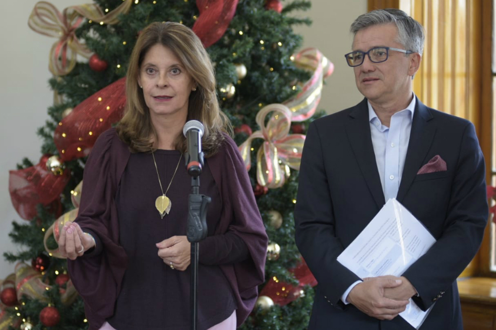 Mientras tanto, el Viceministro de Turismo, Juan Pablo Franky, hace un llamado a todos los colombianos para que adopten conductas responsables durante la planeación y realización de sus viajes: “Con esta campaña buscamos que los turistas puedan disfrutar con responsabilidad y seguridad sus vacaciones. También, queremos generar conciencia sobre el cuidado de los destinos, el patrimonio cultural y la riqueza natural”.