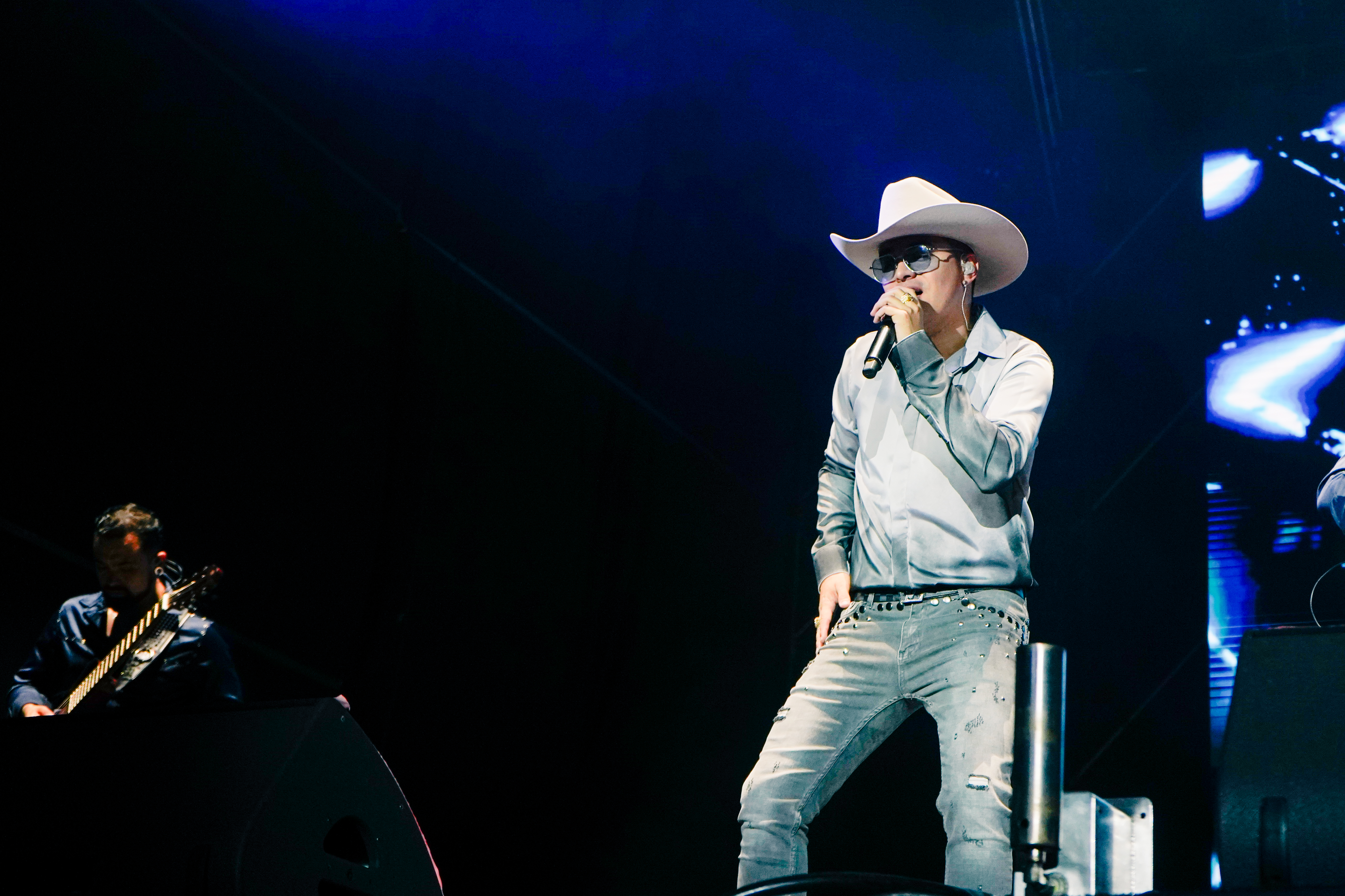 Yeison Jimenez le puso a la noche sus éxitos de música regional colombiana que el público cucuteño coreó entrando el concierto.